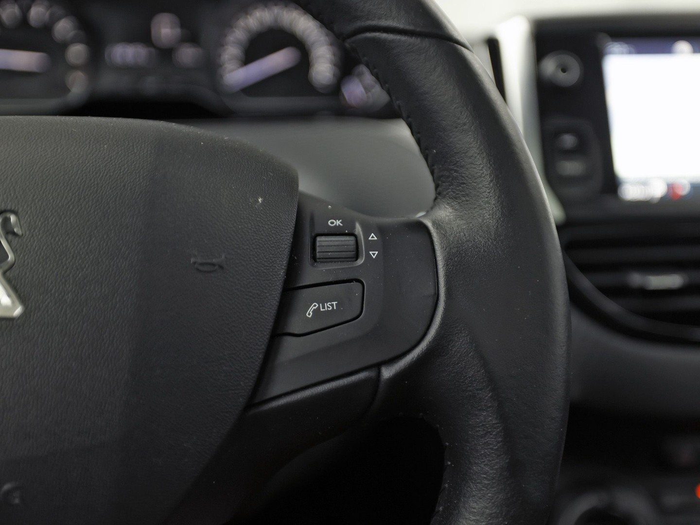 Peugeot 2008 1.2 PureTech Sport (PANORAMADAK, APPLE CARPLAY, NAVIGATIE, LM VELGEN, SPORTSTOELEN, PARKEERSENSOREN, CRUISE, NIEUWSTAAT)