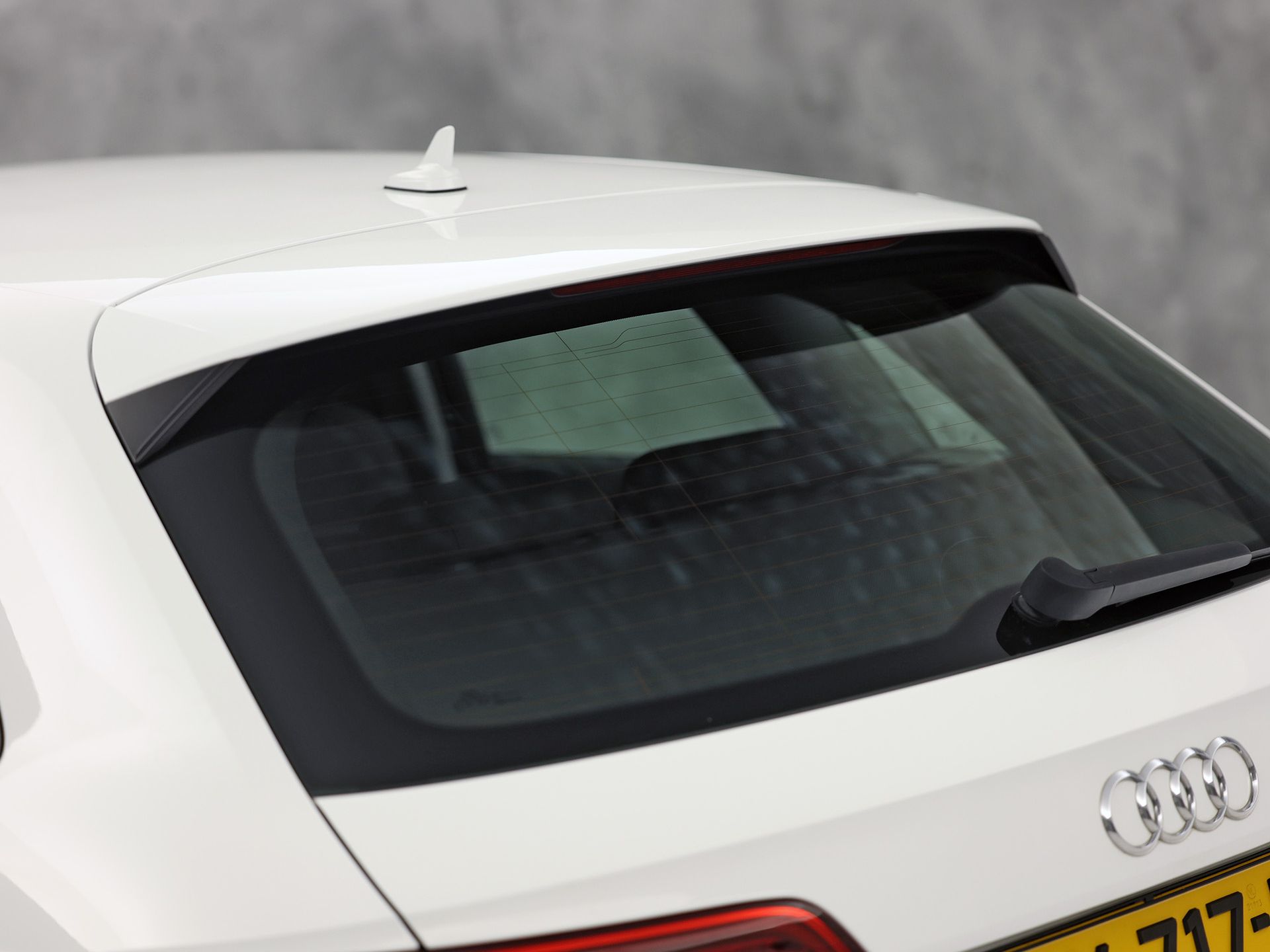 Audi A3 Sportback 1.0 TFSI Sport (GROOT NAVI, DYNAMISCHE KNIPPERLICHTEN, PARKEERSENSOREN, SPORTSTOELEN, CRUISE, LM VELGEN, BLUETOOTH, NIEUWSTAAT)