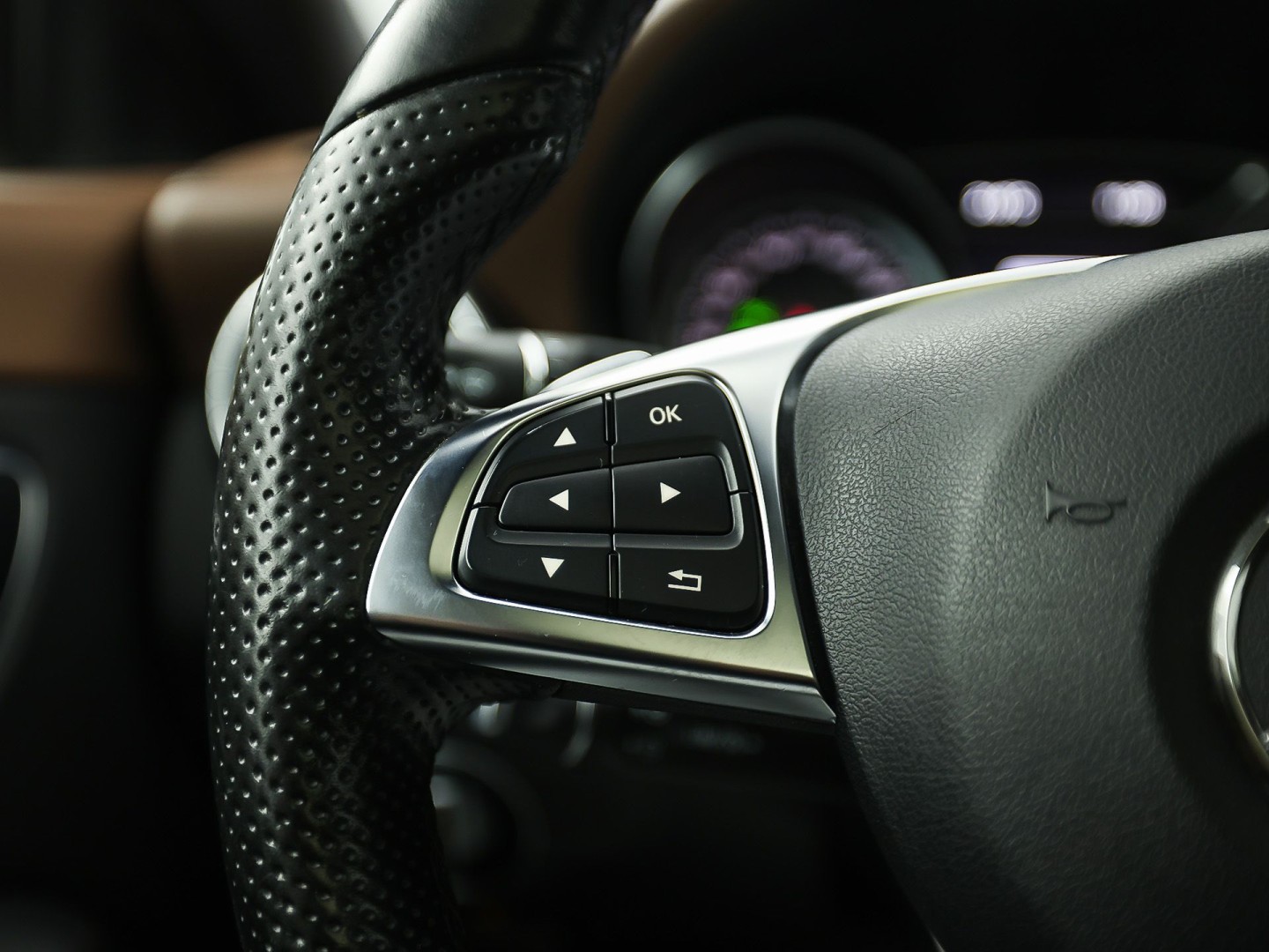 Mercedes-Benz CLA-Klasse 180 AMG Sport Automaat (PANORAMADAK, GROOT NAVI, BRUIN LEDER, CAMERA, STOELVERWARMING, SPORTSTOELEN, GETINT GLAS, DIAMOND GRILL, NIEUWE APK, NIEUWSTAAT)
