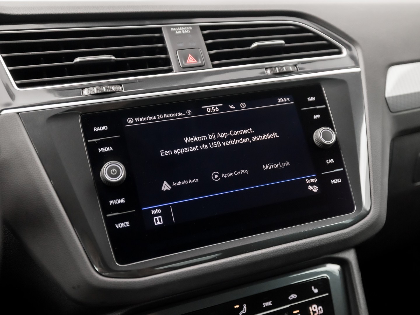 Volkswagen Tiguan 1.5 TSI Life Sport 150Pk Automaat (VIRTUAL COCKPIT, APPLE CARPLAY, CLIMATE, KEYLESS, STOELVERWARMING, SPORTSTOELEN, GETINT GLAS, ELEK ACHTERKLEP, ALCANTARA, NIEUWE APK, NIEUWSTAAT)