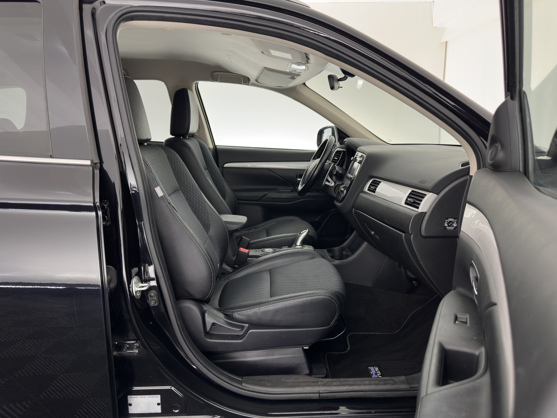 Mitsubishi Outlander 2.0 PHEV Business Edition X-Line (INCL-BTW) Aut. *LEATHER-FABRIC | NAVI-FULLMAP | KEYLESS | CAMERA | COMFORT-SEATS | ECC | CRUISE | PRIVACY-GLASS | SHIFT-PADDLES |  TOWBAR | 18''ALU*