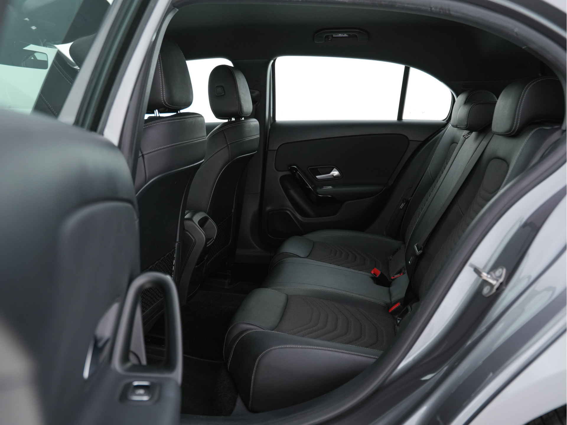 Mercedes-Benz A-klasse 180 Advantage Style-Pack (INCL-BTW) Aut. *WIDESCREEN-DIGI-COCKPIT | LEATHER-MICROFIBRE | CAMERA | NAVI-FULLMAP | ECC | PDC | CRUISE | CARPLAY | HEATED-SPORTSEATS | CARBON-INLAY | DAB | SHIFT-PADDLES | 16"ALU*