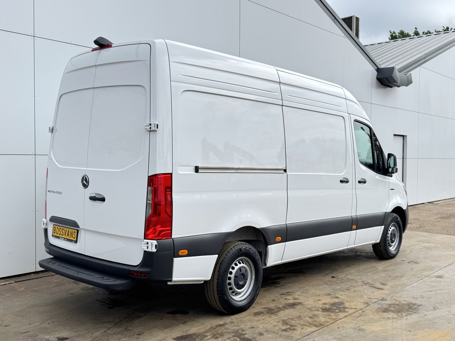 Mercedes-Benz eSprinter 314 Pro 81kWh L2H2 313km WLTP 2000kg Trekvermogen 115kw Snelladen Adaptieve Cruise Widescreen Camera