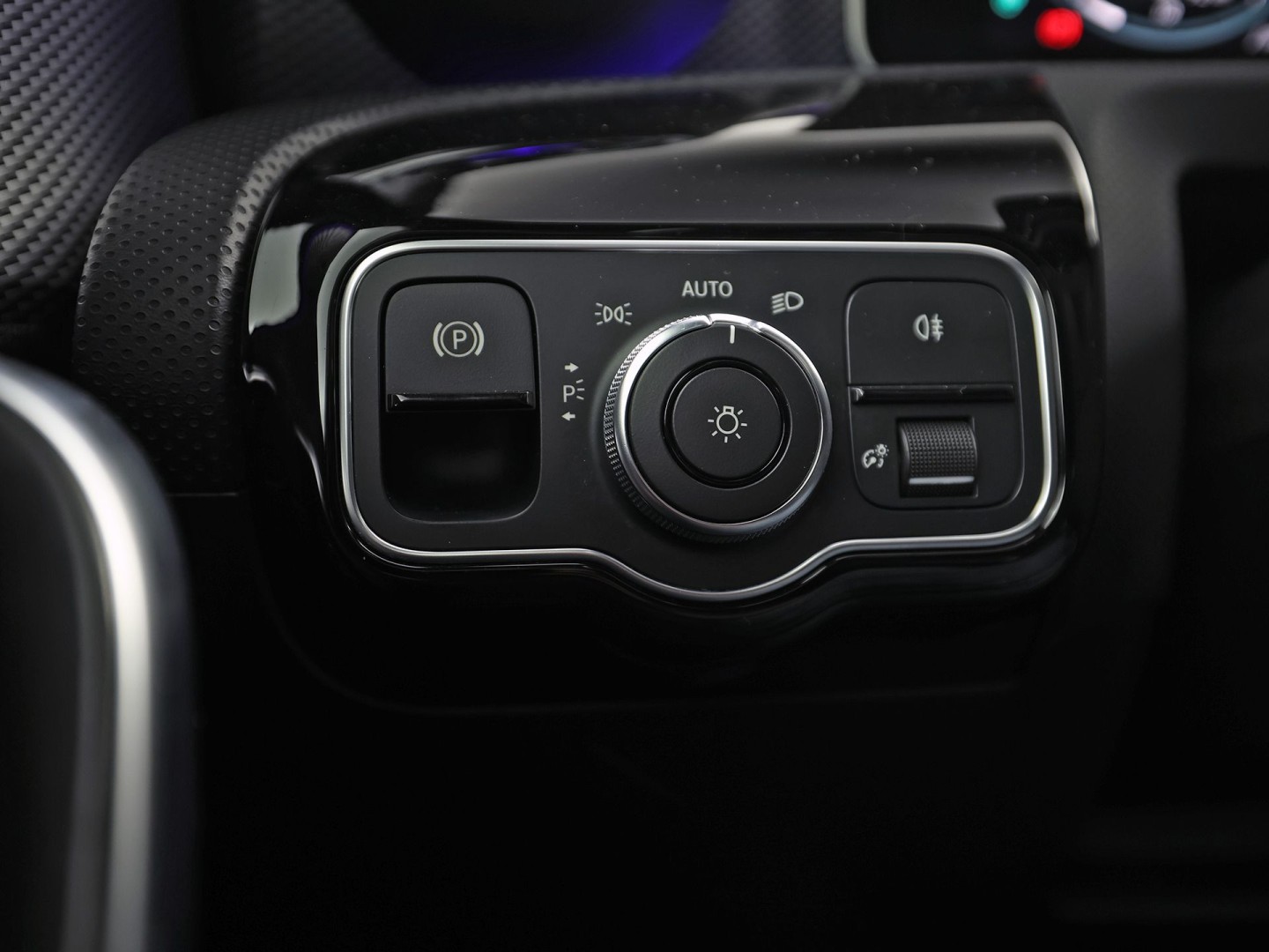 Mercedes-Benz A-Klasse 200 AMG Sport 163Pk Automaat (PANORAMADAK, APPLE CARPLAY, GROOT NAVI, SFEERVERLICHTING, CAMERA, SPORTSTOELEN, LEDER, GETINT GLAS, STOELVERWARMING, NIEUWSTAAT)
