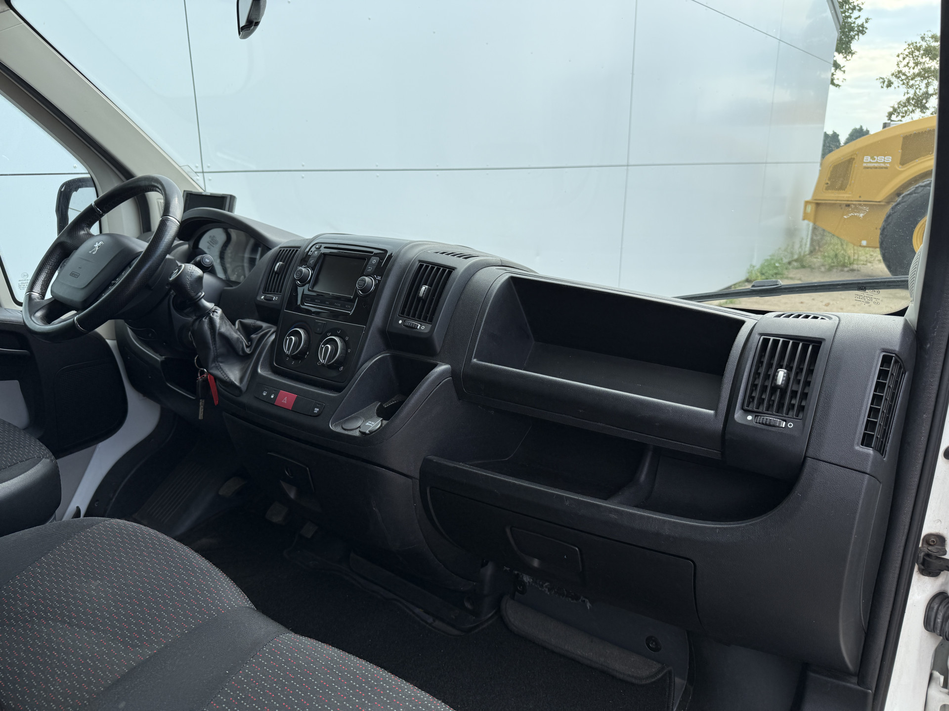 Peugeot Boxer 2.0 130PK Bakwagen Laadklep Nieuwe Distributieriem Navigatie Camera Airco Zijdeur Meubelbak Koffer