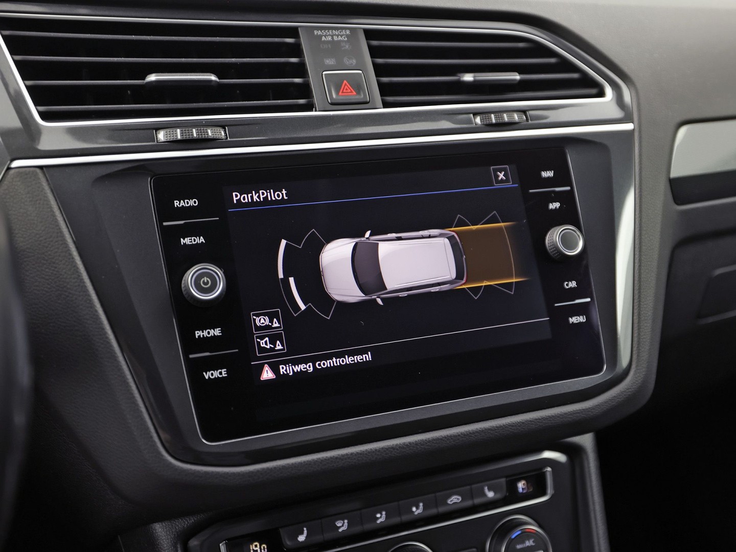 Volkswagen Tiguan 1.4 TSI 4Motion R-Line Sport 150Pk Automaat (VIRTUAL COCKPIT, APPLE CARPLAY, MODE KNOP, GROOT NAVI, ALCANTARA, STOELVERWARMING, SPORTSTOELEN, GETINT GLAS, ADAPTIVE CRUISE, NIEUWSTAAT)
