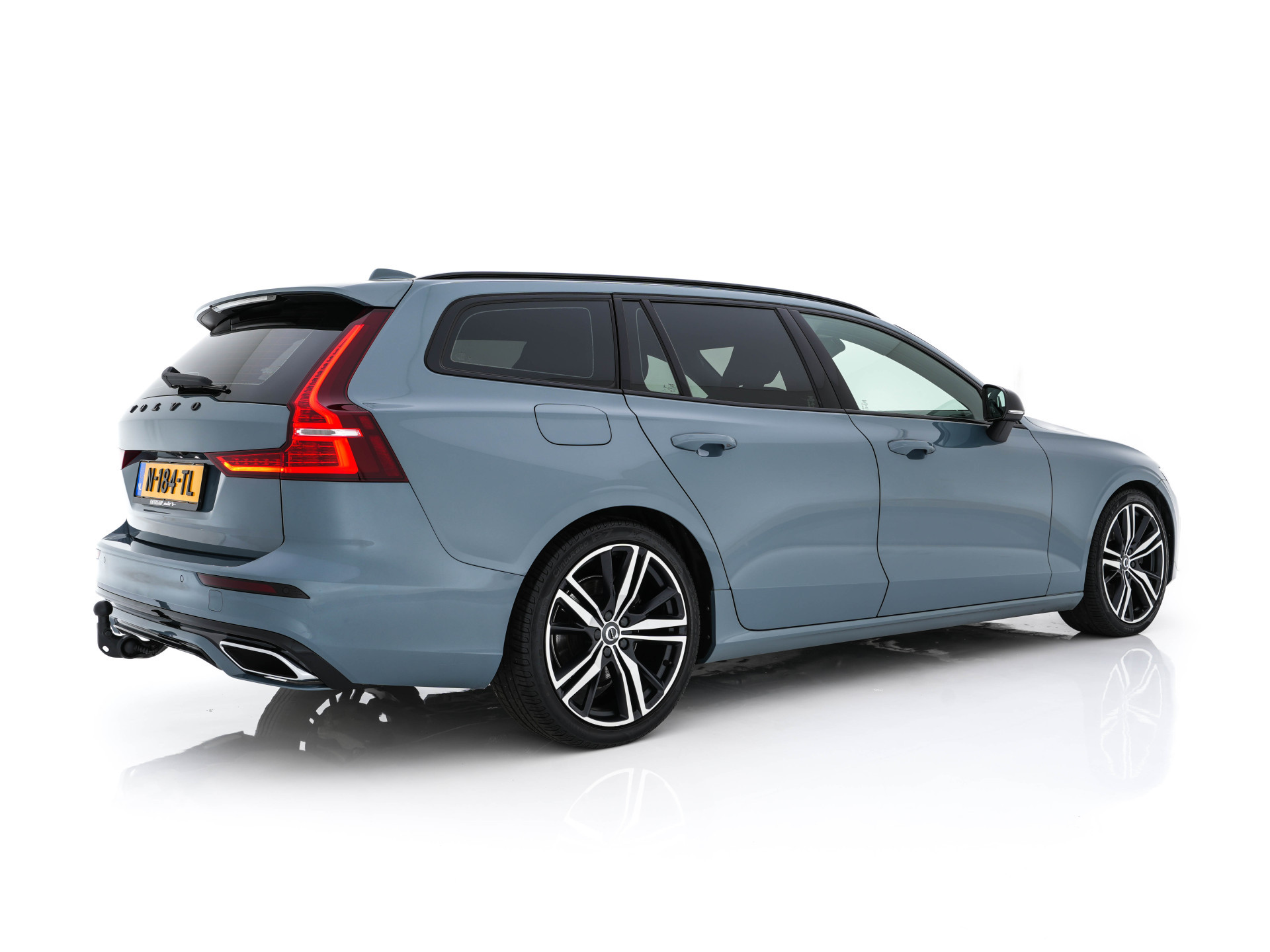 Volvo V60 2.0 B3 R-Design (INCL-BTW) *LEATHER-FABRIC | DIGI-COCKPIT | FULL-LED | MEMORY-PACK | HEATED-SPORTSEATS | LANE-ASSIST | NAVI-FULLMAP | CAMERA | DAB+ | PRIVACY-GLASS | ECC | PDC | TOWBAR | 19''ALU*