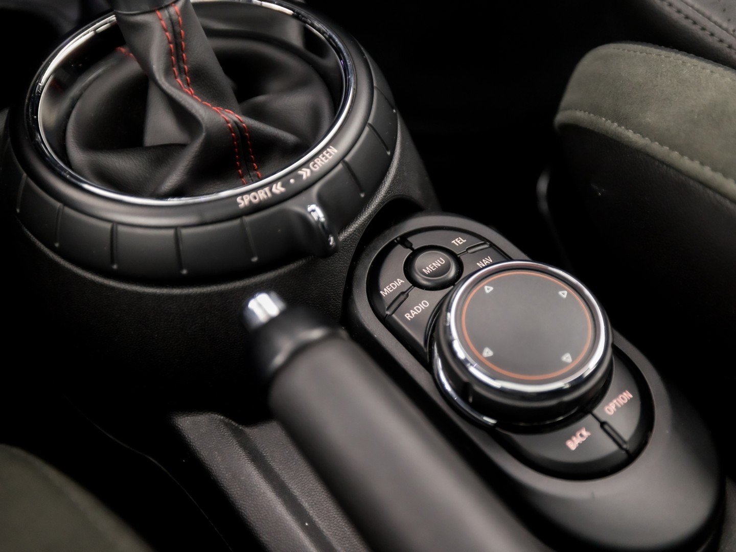 MINI 5-deurs 2.0 Cooper S Chili Edition 192Pk Automaat (PANORAMADAK, GROOT NAVI, HEAD-UP DISPLAY, LEDER, STOELVERWARMING, SPORTSTOELEN, GETINT GLAS, PARKEERSENSOREN, NIEUWSTAAT)