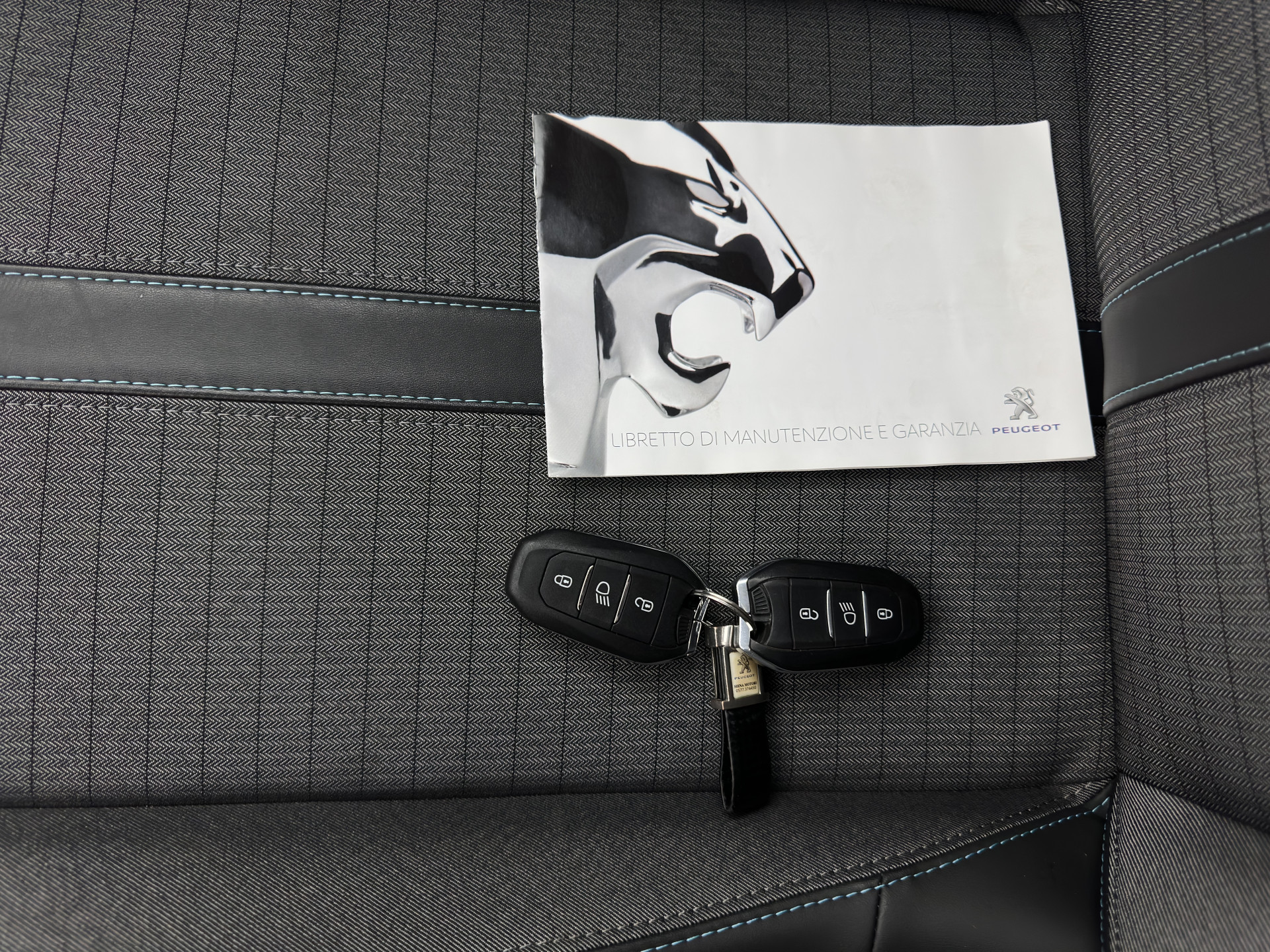 Peugeot e-208 EV Allure 50 kWh {SOH-91%} Aut *FULL-LED | DIGI-COCKPIT | BLINDSPOT | CAMERA | NAVI-FULLMAP | LANE-ASSIST | KEYLESS | DAB | CCS-FASTLOADER | TOP-VIEW | AMBIENT-LIGHT | PRIVACY-GLASS | 17"ALU*