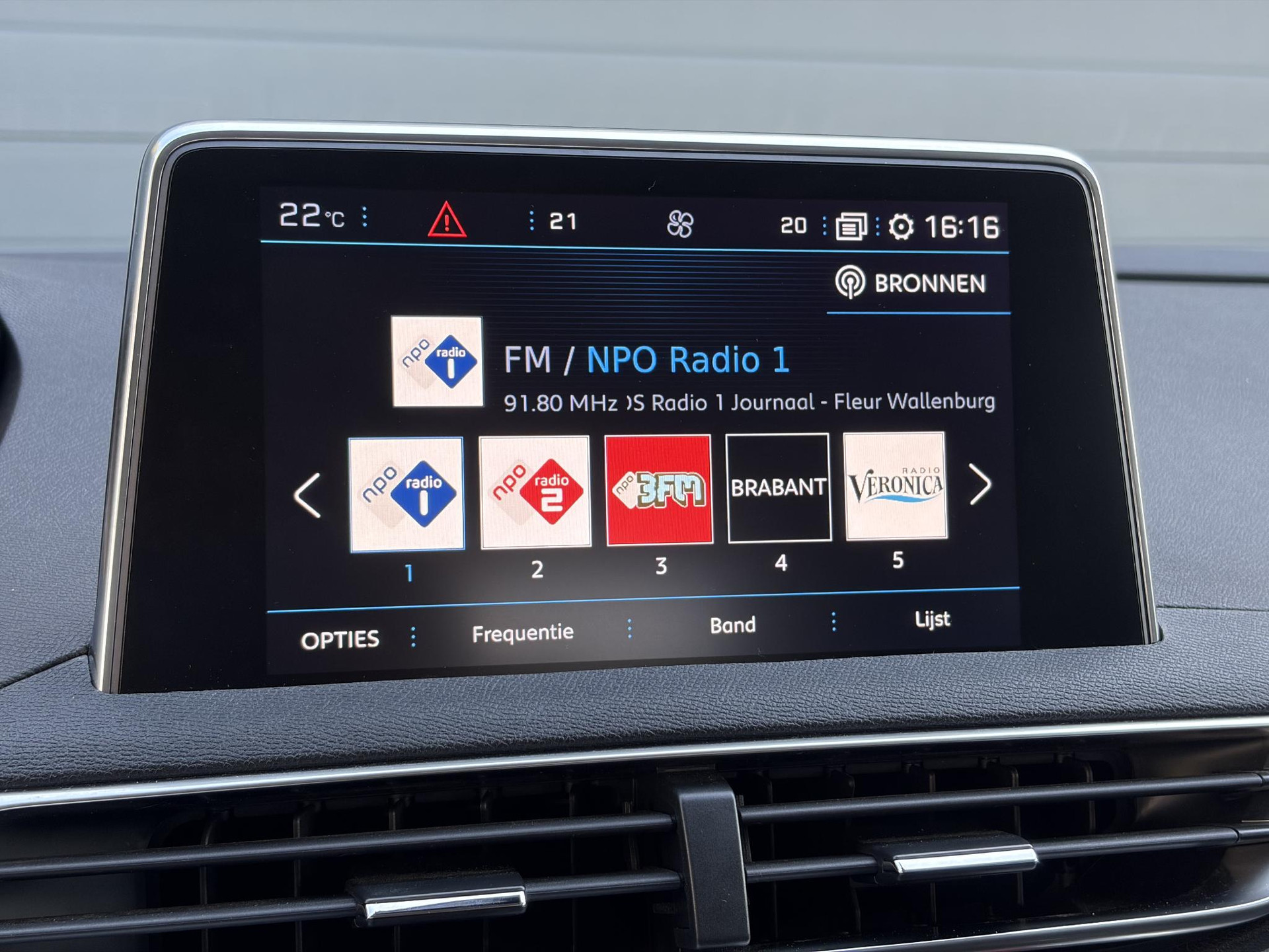 Peugeot 3008 1.2 PureTech Allure ✓1e Eigenaar✓D-riem vv 2024✓360° Camera✓Navi✓Trekhaak✓Carplay✓131pk✓Dealer Onderhouden✓Keyless✓Memory stoelen✓Halfleder✓Pdc V+A✓Stoelverw✓Dodehoeksensor✓17''Lm velgen✓N.A.P✓Apk tot 03-2027