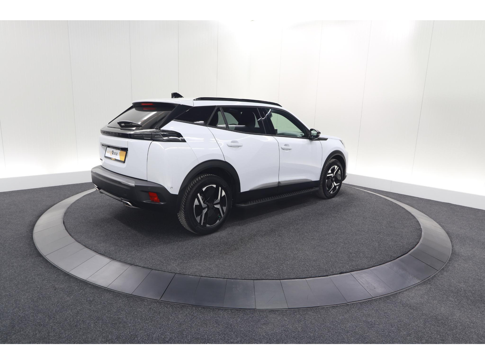 Peugeot 2008 PureTech 130 EAT8 Allure | Allseason banden | 360 Camera | Dodehoekdetectie | Apple Carplay | Stoelverwarming