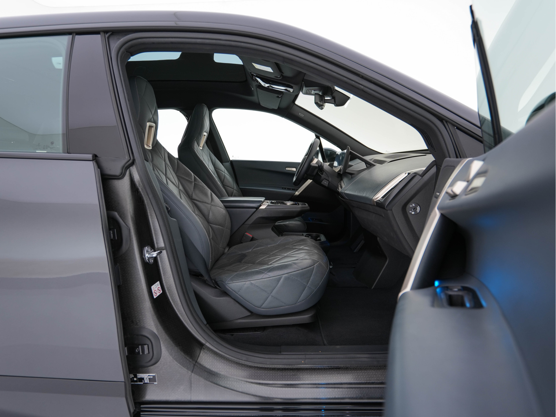 BMW iX xDrive40 High Executive 77 kWh ( 3-Fase ) {SOH-100%} (INCL-BTW) Aut. *PANO | HEAD-UP | HARMAN/KARDON-SURROUND | SOFT-CLOSE | DAB+ | DIGI-COCKPIT | HEATED-COMFORTSEATS | FULL-LED | CARPLAY | TOWBAR | AMBIENT-LIGHT | TOPVIEW | MEMORY-PACK |