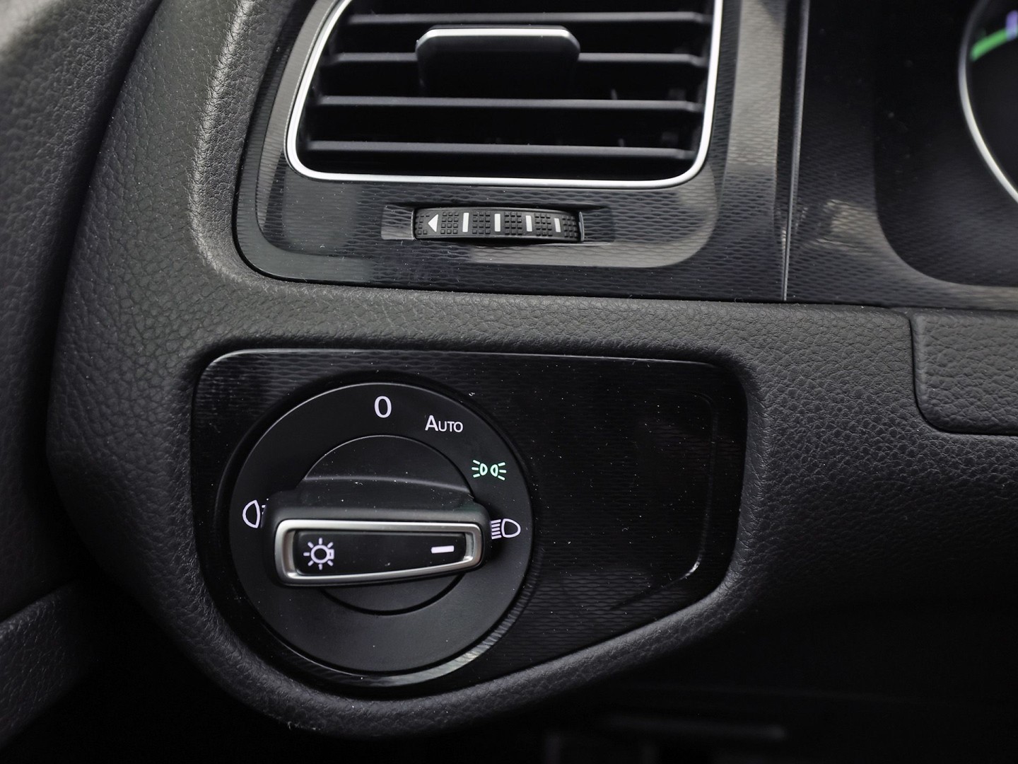 Volkswagen Golf 1.4 TSI GTE 204Pk Automaat (APPLE CARPLAY, NAVIGATIE, SOH 79,4%, CLIMATE, STOELVERWARMING, SPORTSTOELEN, GETINT GLAS, LED KOPLAMPEN, CRUISE, NIEUWSTAAT)