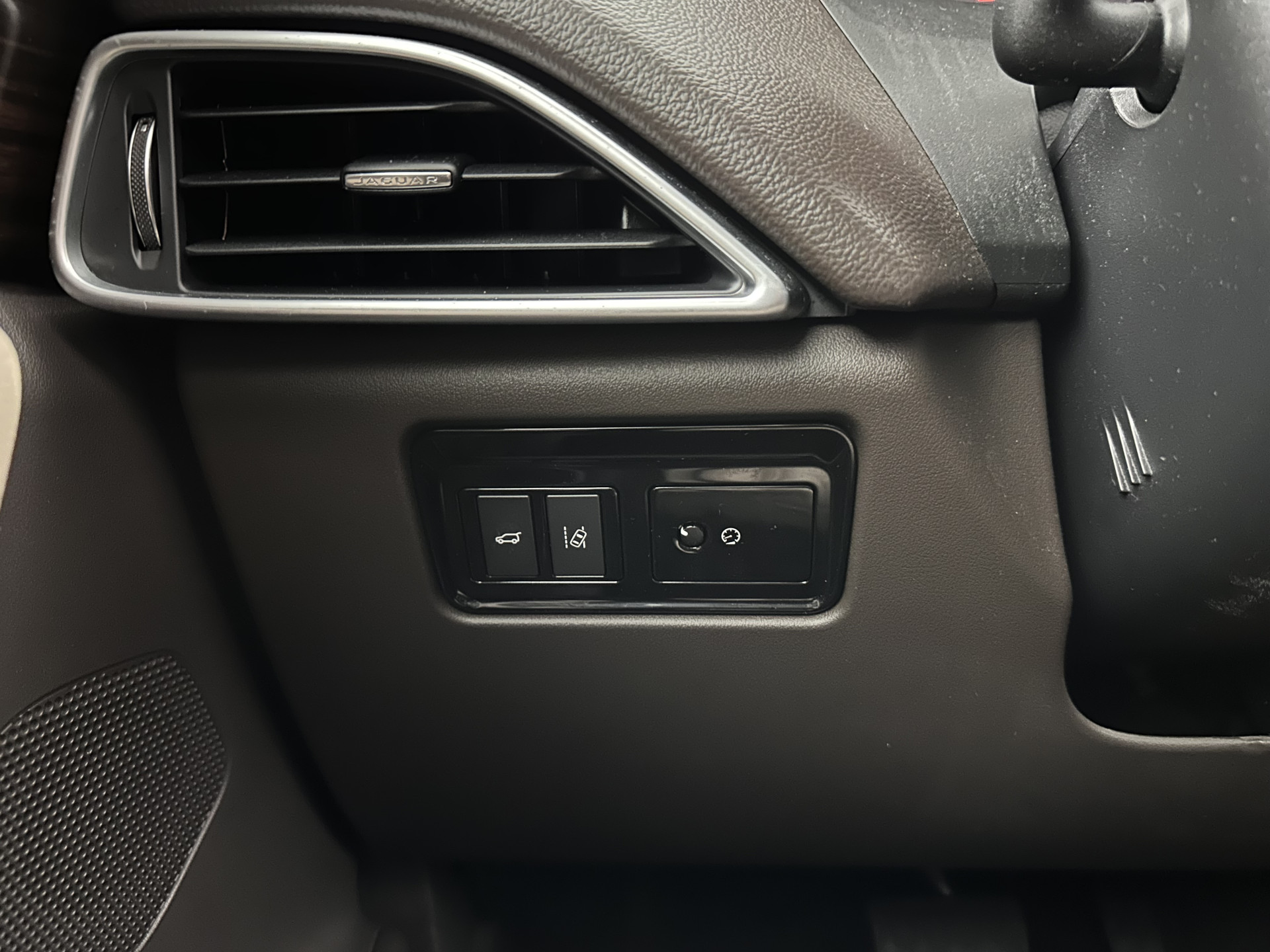 Jaguar F-PACE 2.0 Portfolio AWD 20d Aut. *PANO | DIGI-COCKPIT | XENON | LEATHER | KEYLESS | MERIDIAN-SOUND | NAVI-FULLMAP | ECC | PDC | CRUISE | 19''ALU*