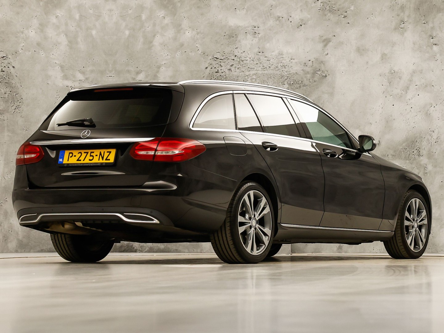 Mercedes-Benz C-Klasse 180 AMG Sport Automaat (GROOT NAVI, LEDER, STOELVERWARMING, GETINT GLAS, SPORTSTOELEN, CRUISE, NIEUWE APK, NIEUWSTAAT)