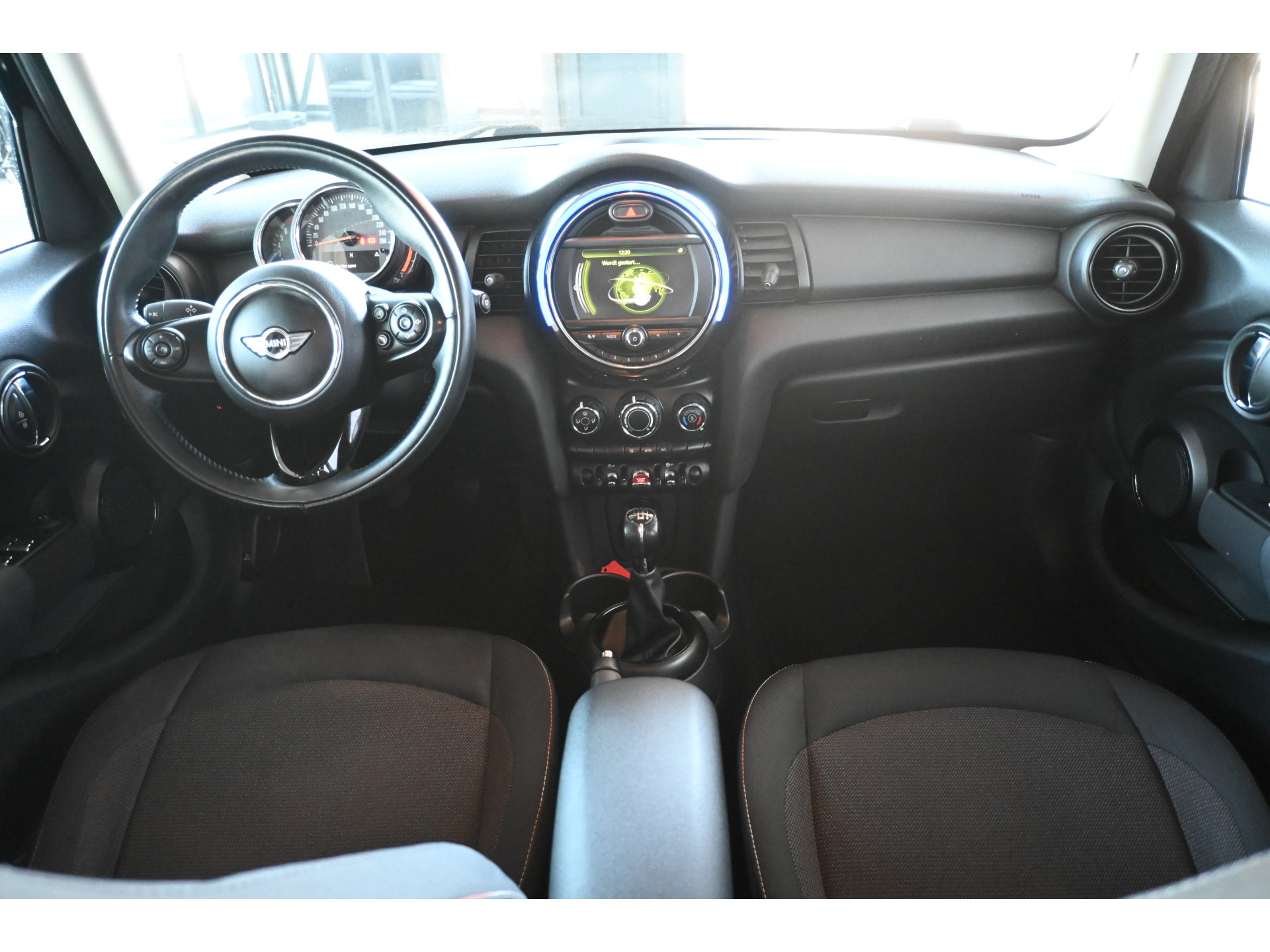 MINI Mini 1.5 Business Nap Airco Cruise control Navigatie Lichtmetaal Inruil mogelijk