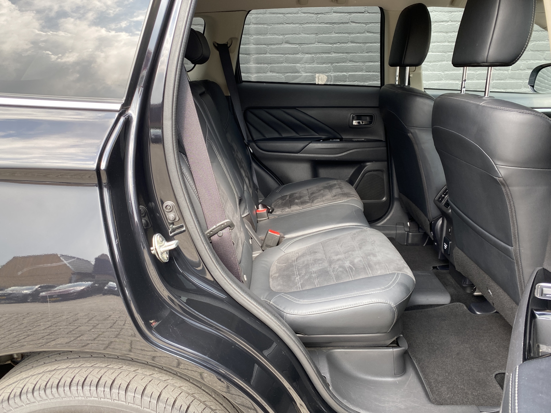 Mitsubishi Outlander 2.4 PHEV Intense+ 4WD 225 pk AUT. | 1e eigenaar | navigatie | trekhaak | elektr. v. stoel | carplay | alcantara
