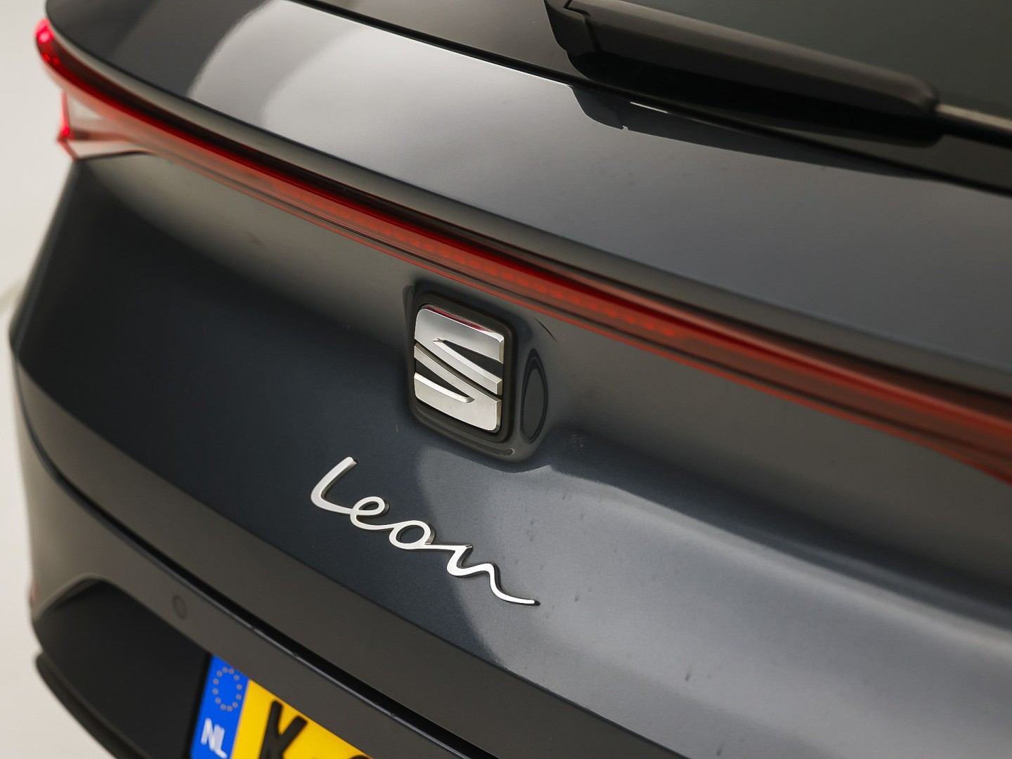 SEAT Leon 1.5 TSI Sport (4 CILINDER, VIRTUAL COCKPIT, APPLE CARPLAY, GROOT NAVI, CAMERA, SPORTSTOELEN, GETINT GLAS, ADAPTIVE CRUISE, NIEUWSTAAT)
