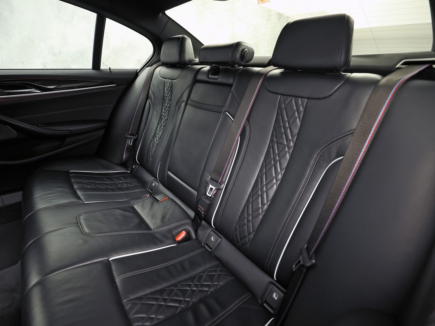 BMW 5-serie 520i M Sport High Executive 184Pk Automaat (GROOT NAVI, M PAKKET, 360 CAMERA, MEMORY SEATS, HARMAN/KARDON, STUUR/STOELVERWARMING, LUXE LEDER, HEAD-UP DISPLAY, GETINT GLAS, NIEUWSTAAT)