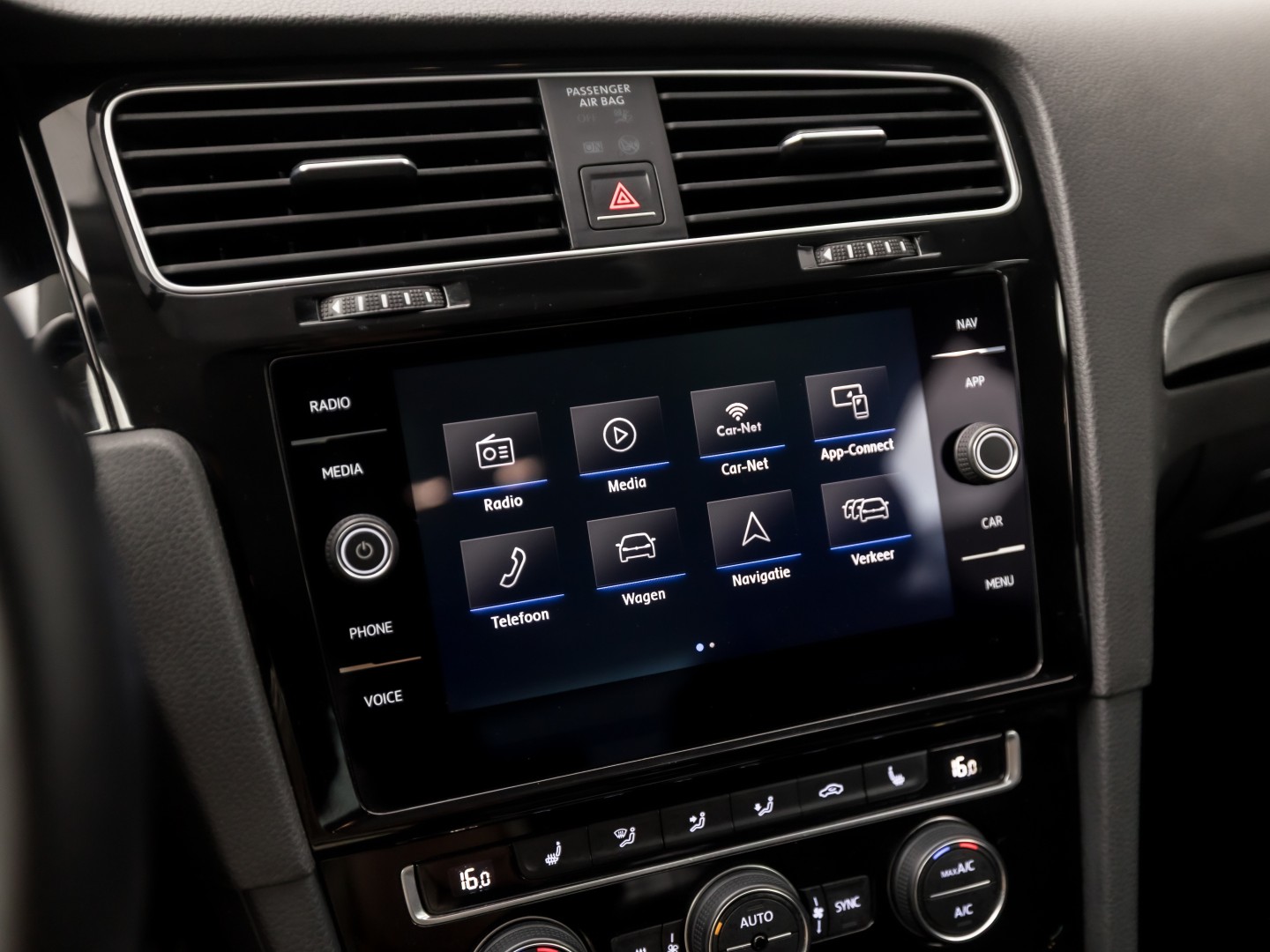 Volkswagen Golf 1.5 TSI 131PK Sportline (APPLE CARPLAY, GROOT NAVI, 4 CILINDER, CLIMATE, LED KOPLAMPEN, STOELVERWARMING, SPORTSTOELEN, GETINT GLAS, LM VELGEN, ADAPTIVE CRUISE, PARKEERSENSOREN, NIEUWSTAAT)
