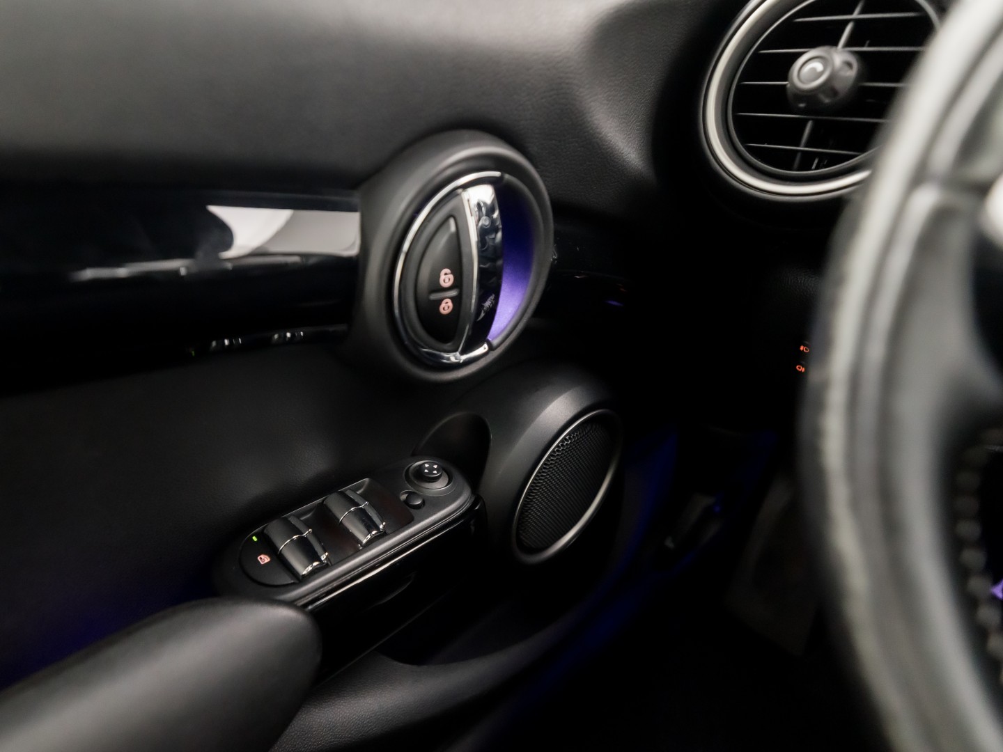 MINI 5-deurs 2.0 Cooper S Chili Edition 192Pk Automaat (PANORAMADAK, GROOT NAVI, HEAD-UP DISPLAY, LEDER, STOELVERWARMING, SPORTSTOELEN, GETINT GLAS, PARKEERSENSOREN, NIEUWSTAAT)