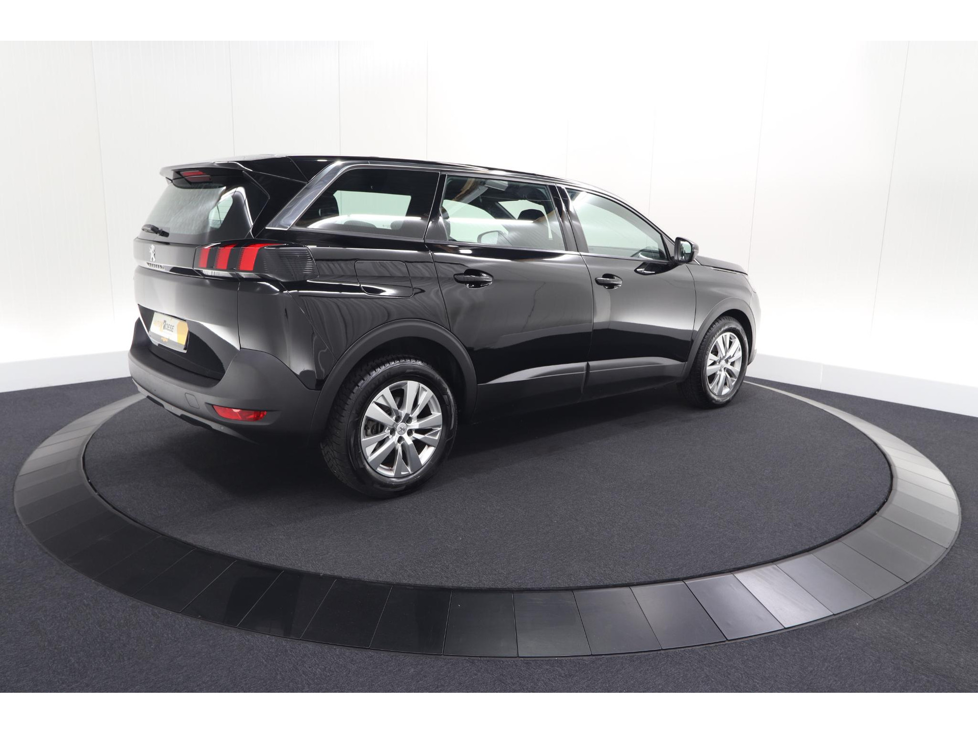 Peugeot 5008 PureTech 130 EAT8 Active Pack Business | 7 Zitplaatsen | Camera | Navigatie | Apple Carplay | Parkeersensoren