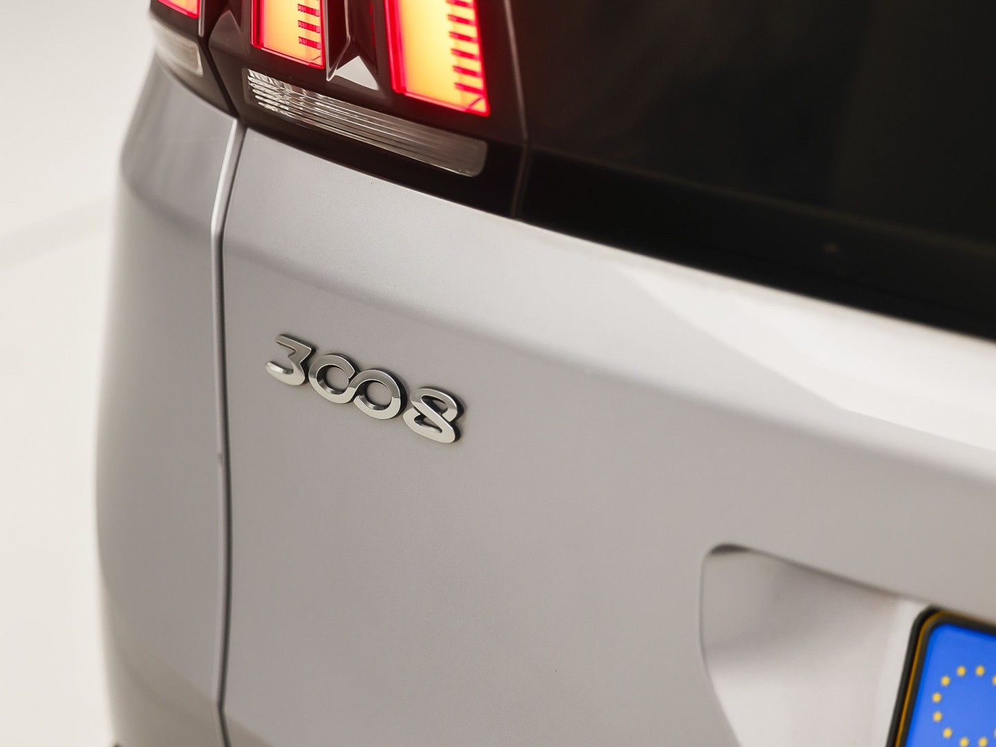 Peugeot 3008 1.2 PureTech Allure Sport Automaat (APPLE CARPLAY, GROOT NAVI, 360 CAMERA, STOELVERWARMING, LEDER, SPORTSTOELEN, ADAPTIVE CRUISE, GETINT GLAS, KEYLESS, NIEUWSTAAT)