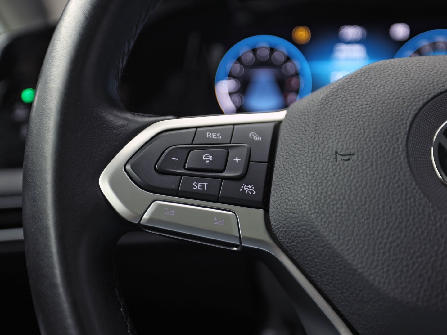 Volkswagen Golf 1.5 TSI Sport (PANORAMADAK, BLACK PACK, APPLE CARPLAY, GROOT NAVI, CAMERA, MEMORY SEAT, STOELVERWARMING, ALCANTARA, GETINT GLAS, TREKHAAK, NIEUWSTAAT)