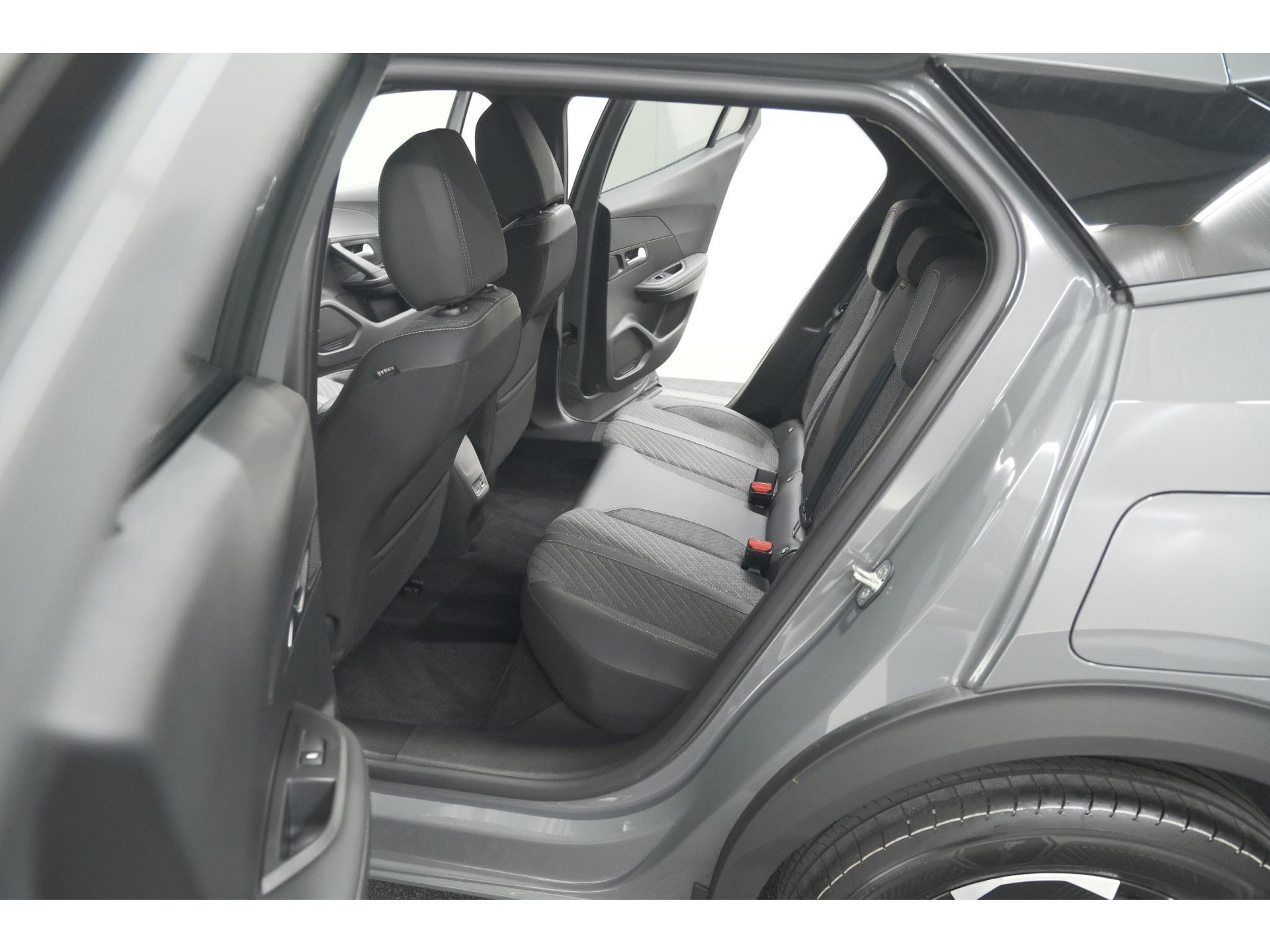 Peugeot 2008 PureTech 130 EAT8 Allure | 100% Benzine | Parkeersensoren Voor + Achter | Apple CarPlay | Climate Control