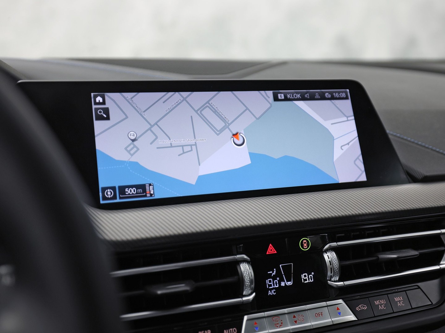 BMW 1 Serie 118i M Sport Automaat (APPLE CARPLAY, M PAKKET, GROOT NAVI, LEDER, SPORTSTOELEN, SFEERVERLICHTING, GETINT GLAS, NIEUWSTAAT)