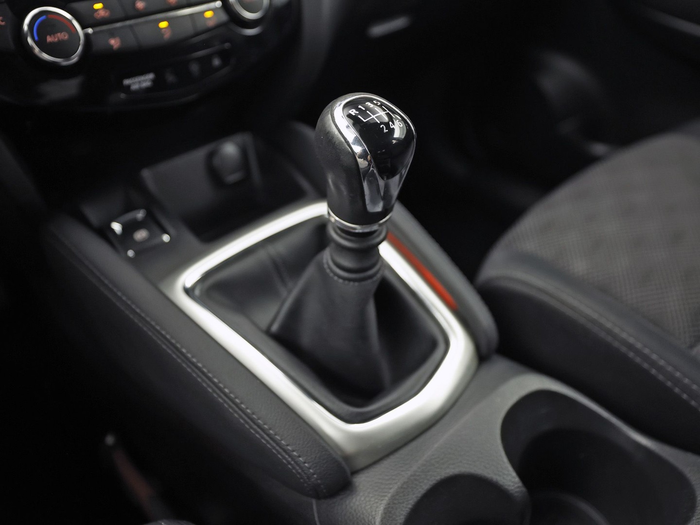 Nissan Qashqai 1.2 N-Connecta Sport (PANORAMADAK, NAVIGATIE, 360 CAMERA, SPORTSTOELEN, GETINT GLAS, TREKHAAK, CRUISE, NIEUWSTAAT)