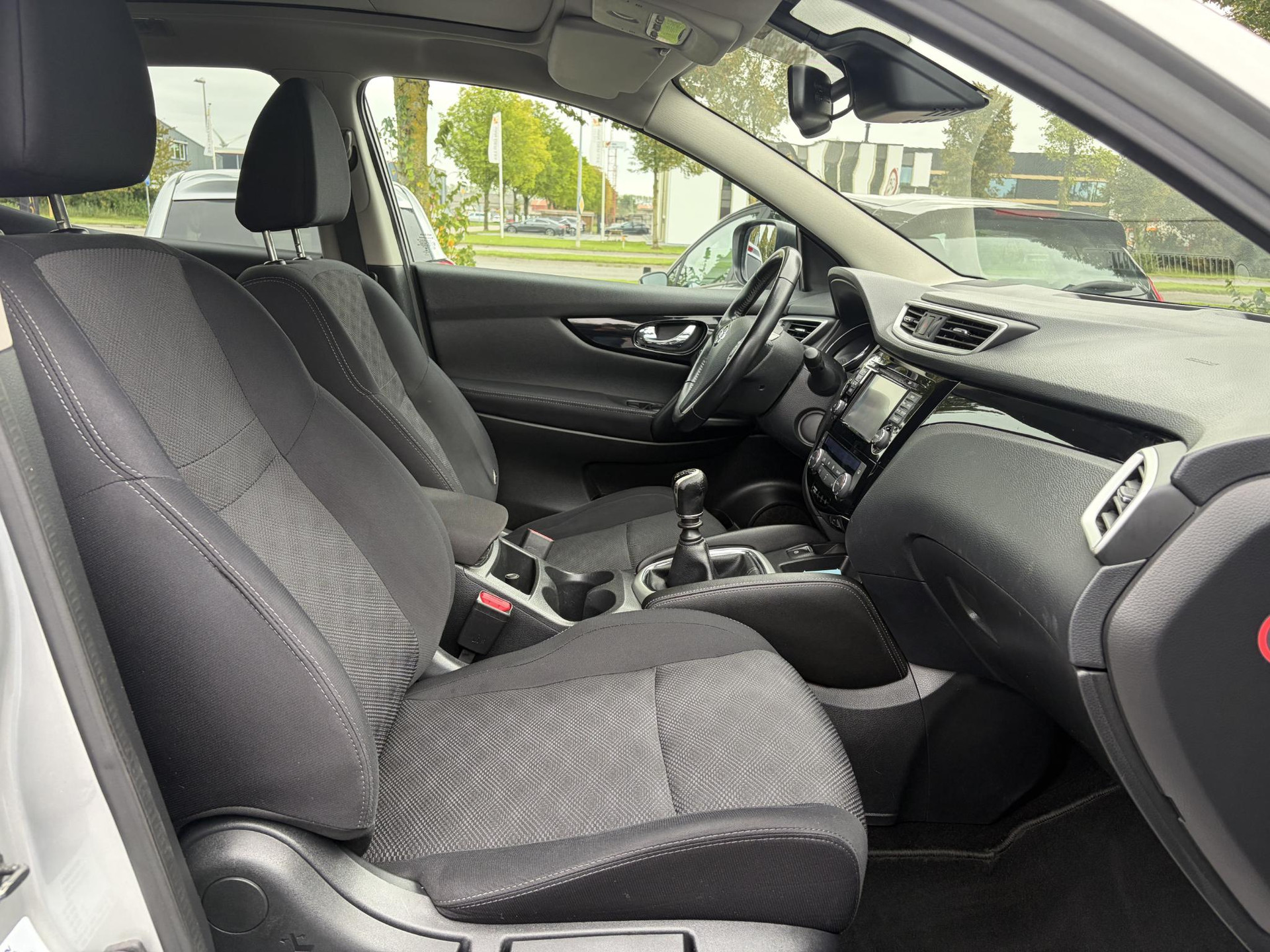 Nissan Qashqai 1.2 N-Connecta ✓Net beurt gehad✓360° Camera✓Navi✓Trekhaak✓Pano✓Pdc V+A✓Keyless✓18'Lm velgen✓Clima✓Cruise✓Rijstrooksensor✓116pk✓6 Bak✓N.A.P✓Apk tot 10-2027