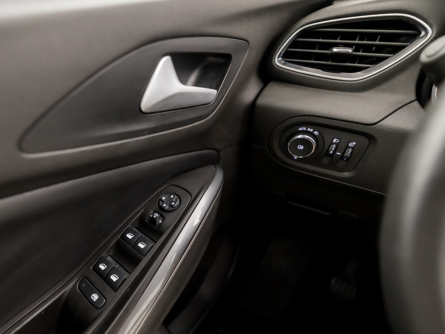 Opel Grandland X 1.2 Innovation Turbo Sport (APPLE CARPLAY, GROOT NAVI, CLIMATE, LEDER, CAMERA, SPORTSTOELEN, GETINT GLAS, CRUISE, NIEUWSTAAT)