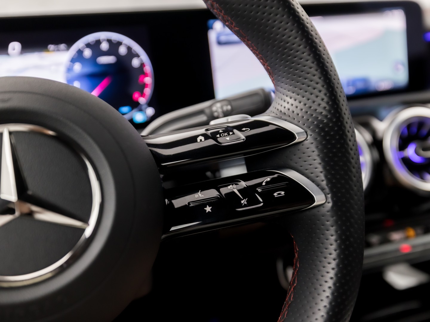 Mercedes-Benz CLA-Klasse 180 AMG Sport Automaat (GROOT NAVI, LOGISCH NAP, CAMERA, LEDER, SPORTSTOELEN, GETINT GLAS, STOELVERWARMING, ELEK ACHTERKLEP, NIEUWSTAAT)