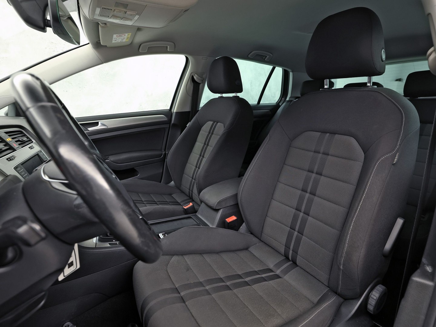 Volkswagen Golf 1.0 TSI Sportline Automaat (APPLE CARPLAY, NAVIGATIE, CAMERA, CLIMATE, SPORTSTOELEN, GETINT GLAS, LM VELGEN, CRUISE, NIEUWSTAAT)