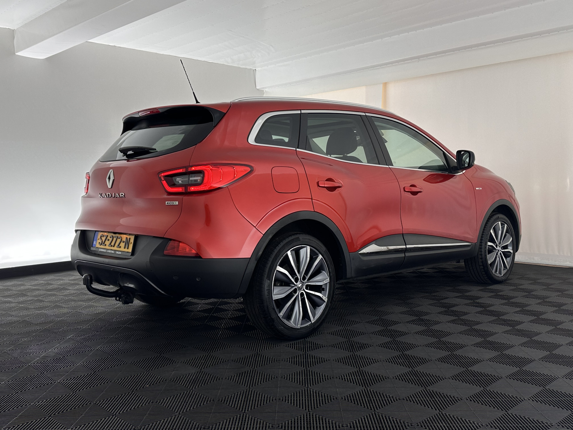 Renault Kadjar 1.5 dCi Bose Aut. *PANO | LEATHER-FABRIC | FULL-LED | BOSE-SOUND | BLINDSPOT | HEATED-COMFORTSEATS | KEYLESS | CAMERA | NAVI-FULLMAP | ECC | PDC | CRUISE | DAB | PRIVACY-GLASS | 19''ALU | TOWBAR*