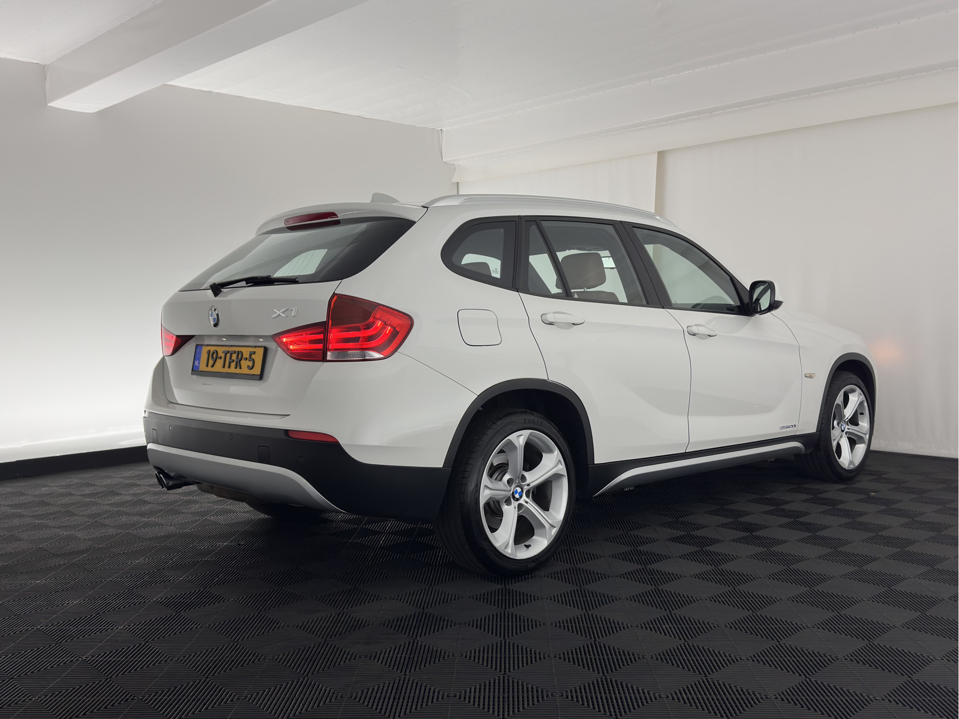 BMW X1 sDrive20i Business Aut. *LUXURY-LEATHER | XENON | HEATED-COMFORTSEATS | NAVI-FULLMAP | ECC | PDC | CRUISE | 18''ALU*