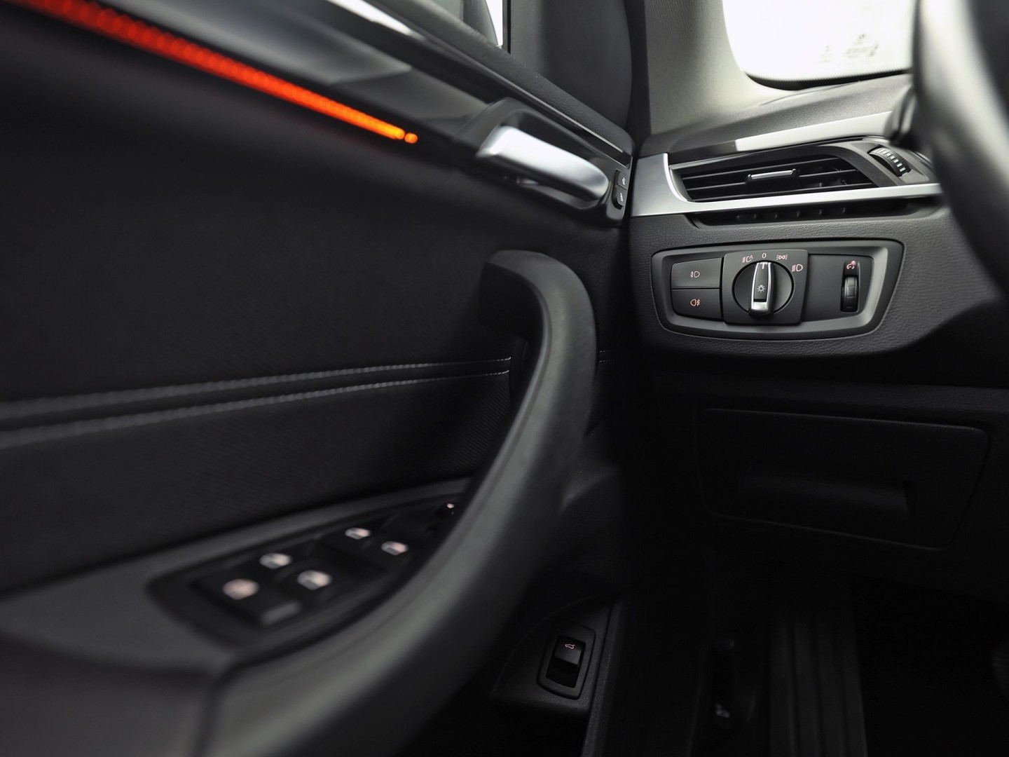 BMW X1 sDrive20i Executive 192Pk Automaat (NAVIGATIE, CLIMATE, TREKHAAK, SPORTSTOELEN, GETINT GLAS, PARKEERSENSOREN, NIEUWSTAAT)