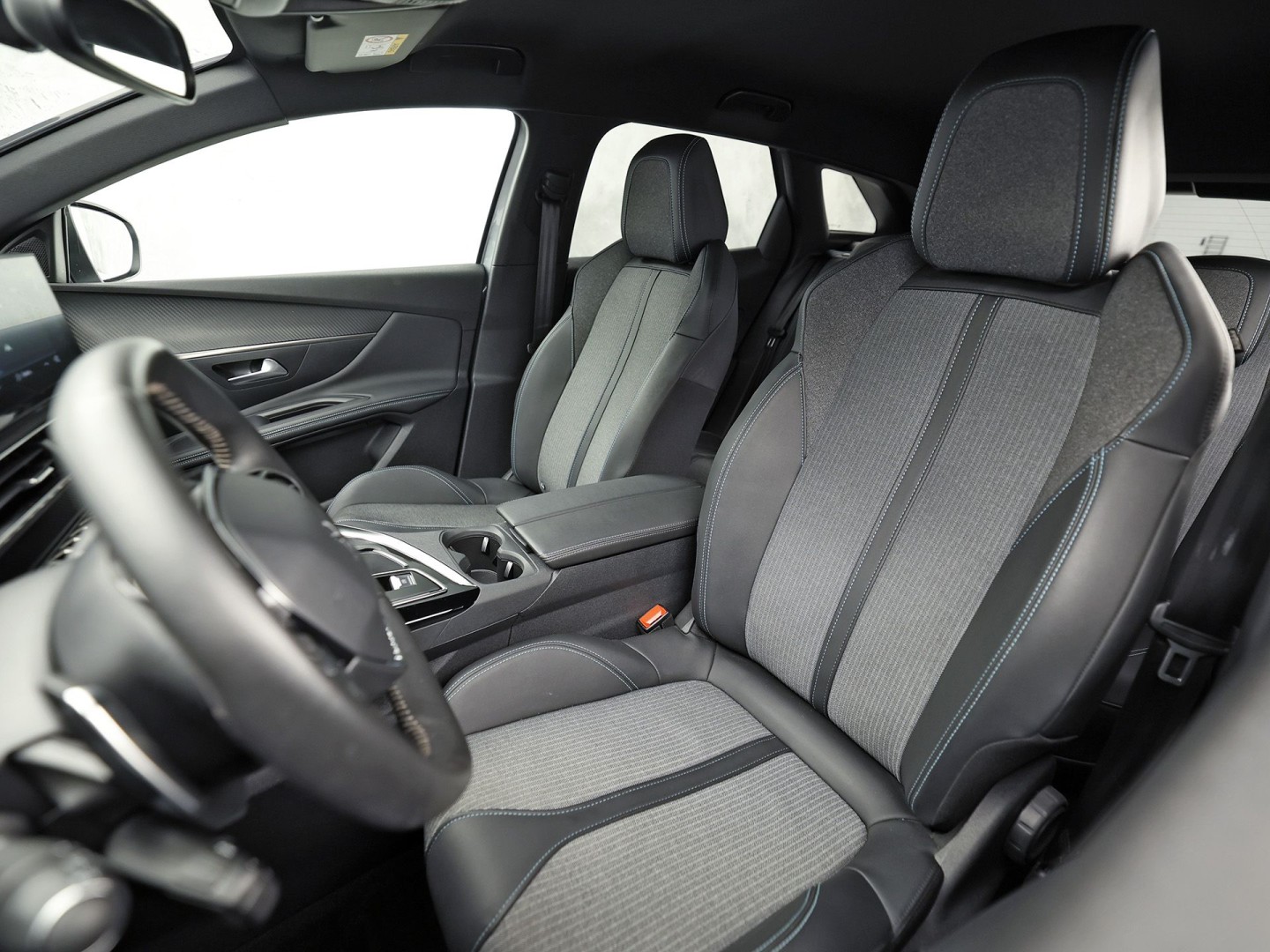 Peugeot 3008 1.6 HYbrid 225 Allure Sport 225Pk Automaat (APPLE CARPLAY, GROOT NAVI, 360 CAMERA, LEDER, SPORTSTOELEN, KEYLESS, GETINT GLAS, ZWART HEMEL, NIEUWSTAAT)