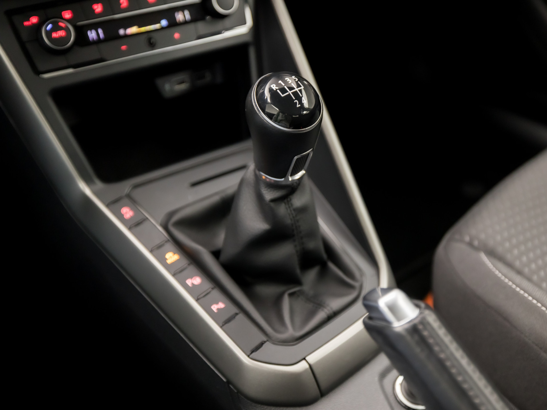 Volkswagen Polo 1.0 TSI Sportline (APPLE CARPLAY, GROOT NAVI, CLIMATE, CAMERA, SPORTSTOELEN, LM VELGEN, ADAPTIVE CRUISE, MODE KNOP, PARKEER ASSISTENT, PARKEERSENSOREN, NIEUWSTAAT)