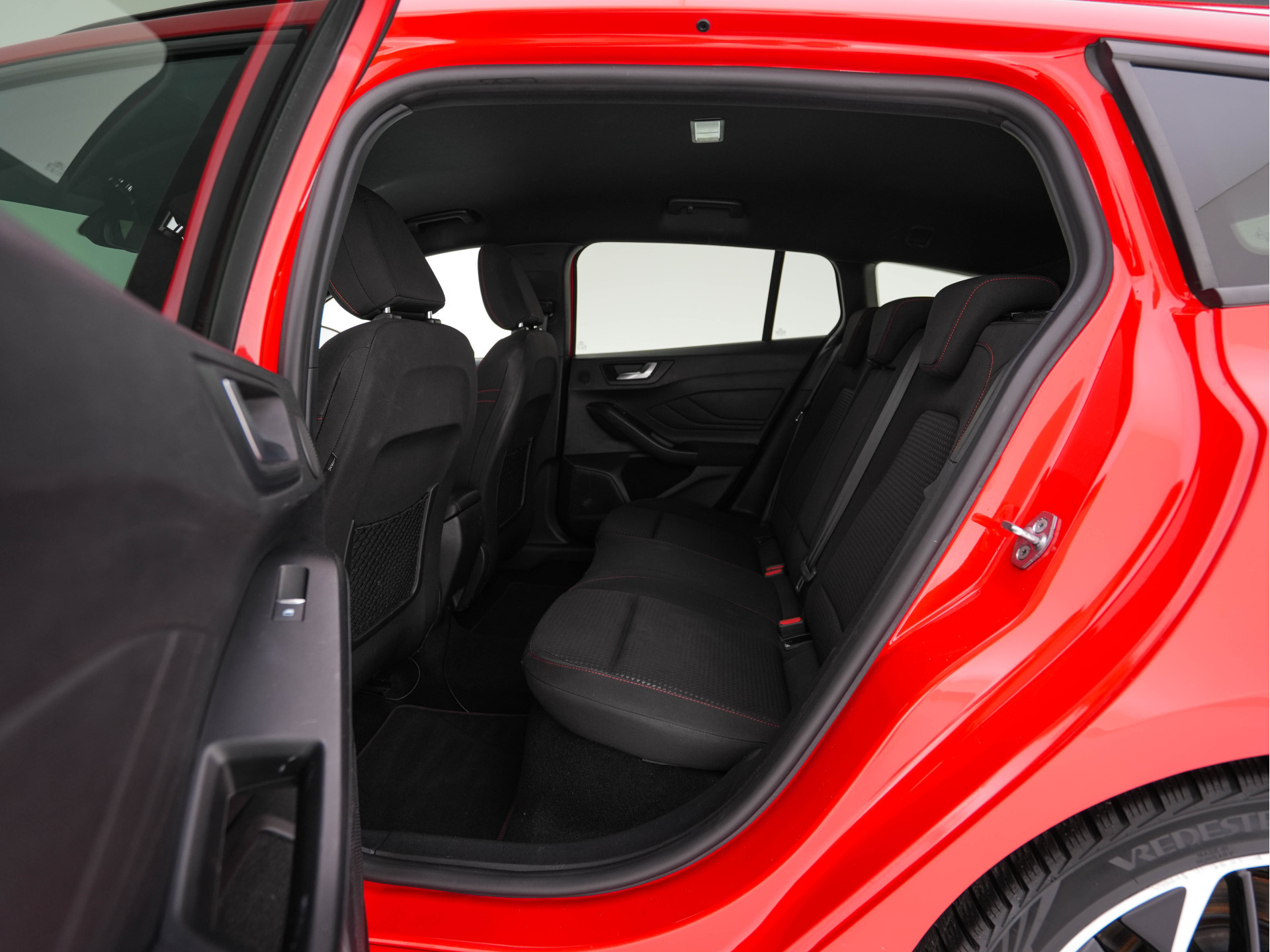 Ford Focus Wagon 2.0 ST-Line-X Business EcoBlue (INCL-BTW) Aut. *ADAPTIVE-CRUISE | DIGI-COCKPIT | KEYLESS | CAMERA | NAVI-FULLMAP | HEATED-SPORTSEATS | DAB+ | SHIFT-PADDLES | ECC | PDC | TOWBAR | 18''ALU*