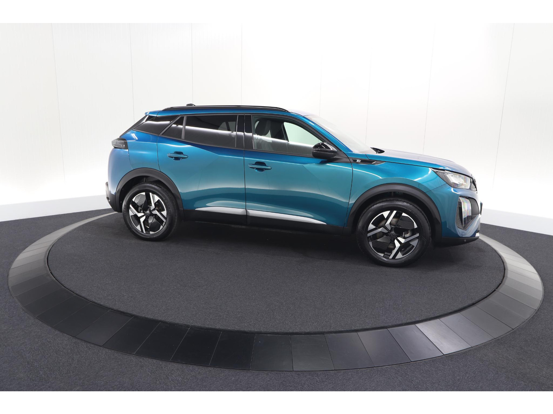 Peugeot e-2008 EV Allure 54 kWh | SOH 97,5% | 11 KW Lader | Apple Carplay | Parkeersensoren