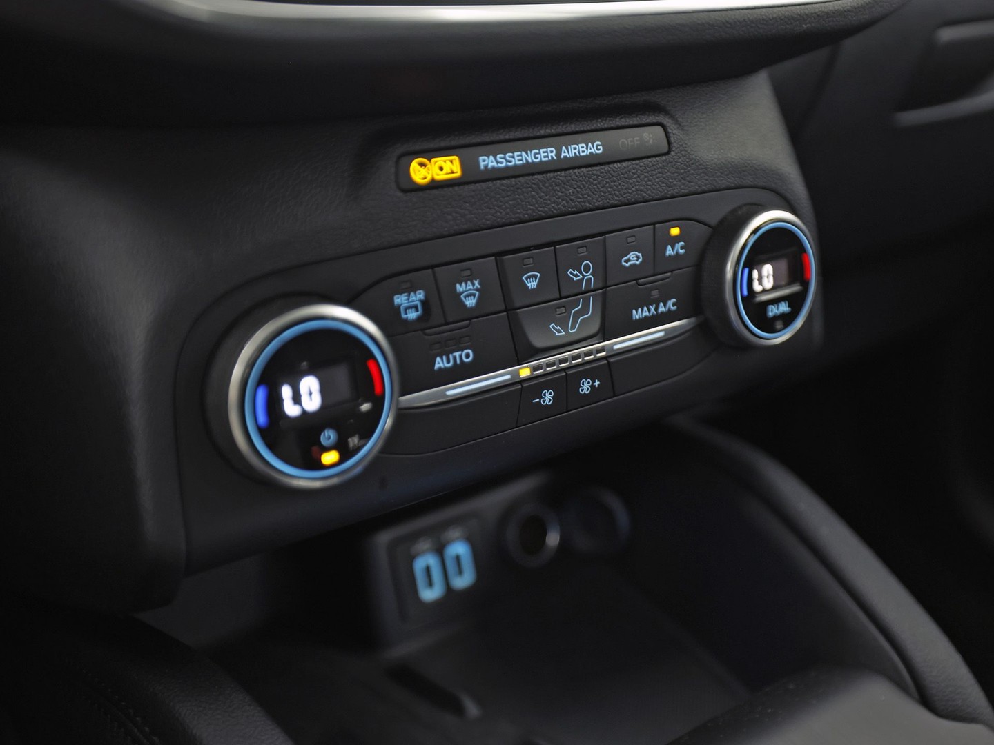 Ford Kuga 2.5 PHEV Titanium 225Pk Automaat (VIRTUAL COCKPIT, APPLE CARPLAY, GROOT NAVI, CAMERA, TREKHAAK, SPORTSTOELEN, KEYLESS, CRUISE, LANE ASSIST, NIEUWSTAAT)