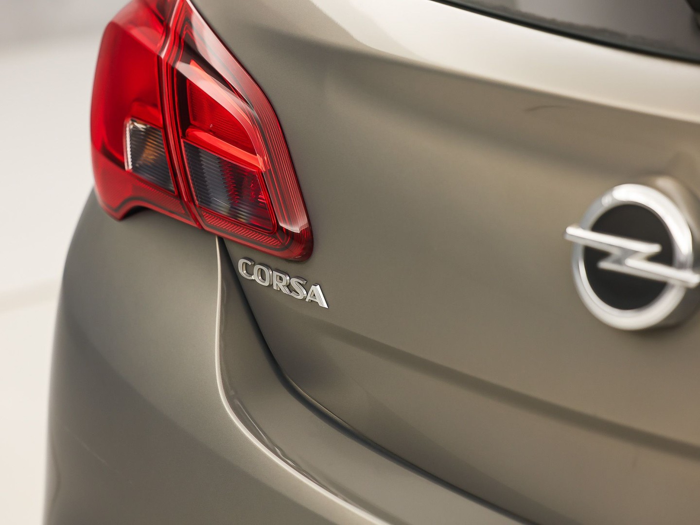 Opel Corsa 1.4 Color Edition (5 DEURS, AIRCO, SPORTSTOELEN, CRUISE, ELEK RAMEN, NIEUWE APK, NIEUWSTAAT)