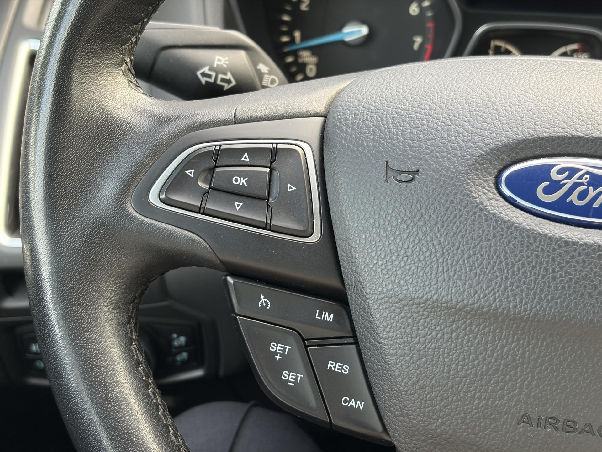 Ford Focus 1.0 Titanium   ✓125pk✓2e Eigenaar✓Navi✓Trekhaak✓6 Bak✓Clima✓Cruise✓Pdc V+A✓Net Beurt gehad✓17''Lm velgen✓N.A.P✓N.A.P✓Apk tot 09-2027