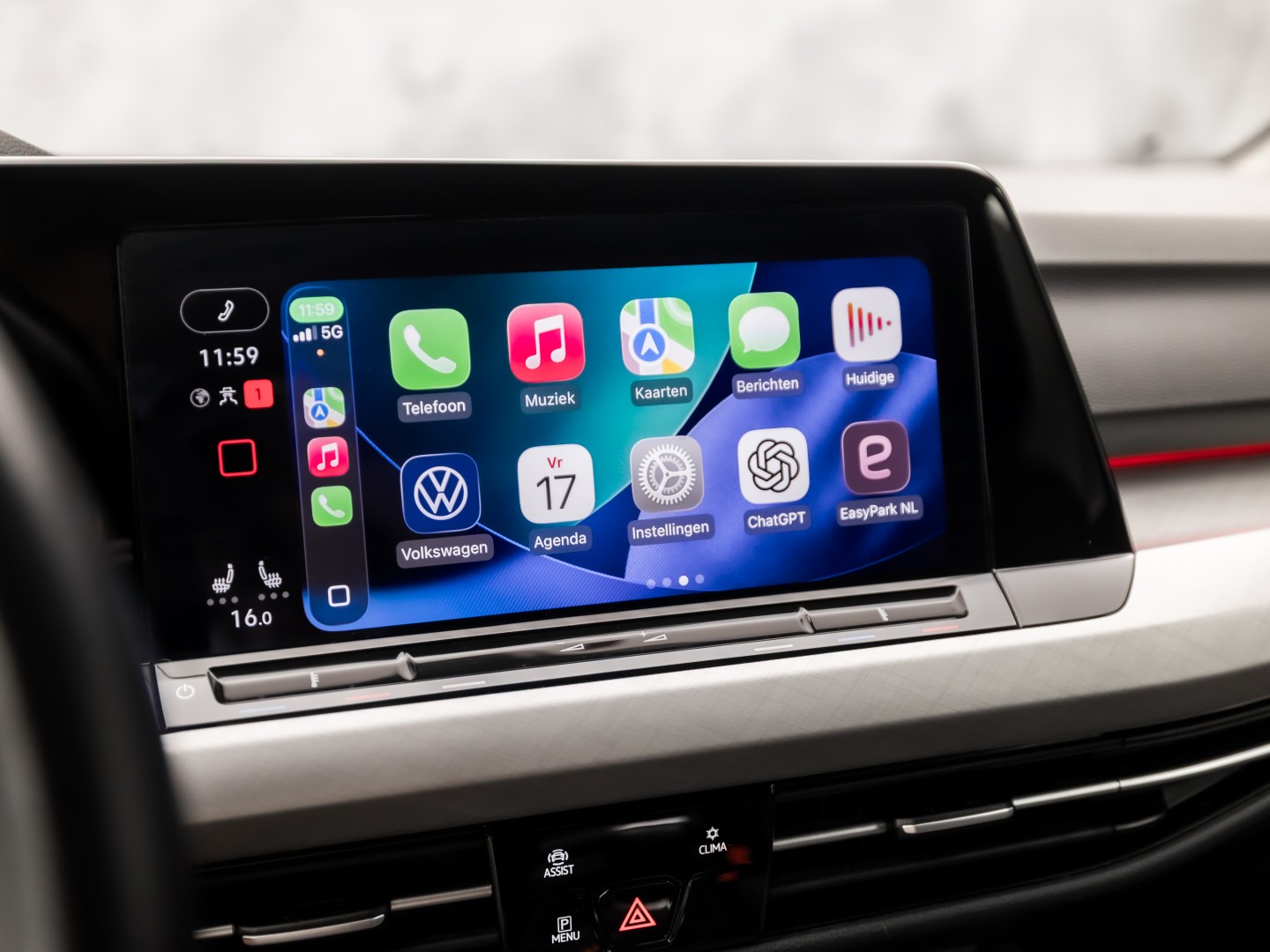 Volkswagen Golf 1.5 TSI Sport 150Pk Automaat (APPLE CARPLAY, GROOT NAVI, STUUR/STOELVERWARMING, SPORTSTOELEN, GETINT GLAS, SFEERVERLICHTING, KEYLESS, NIEUWSTAAT)