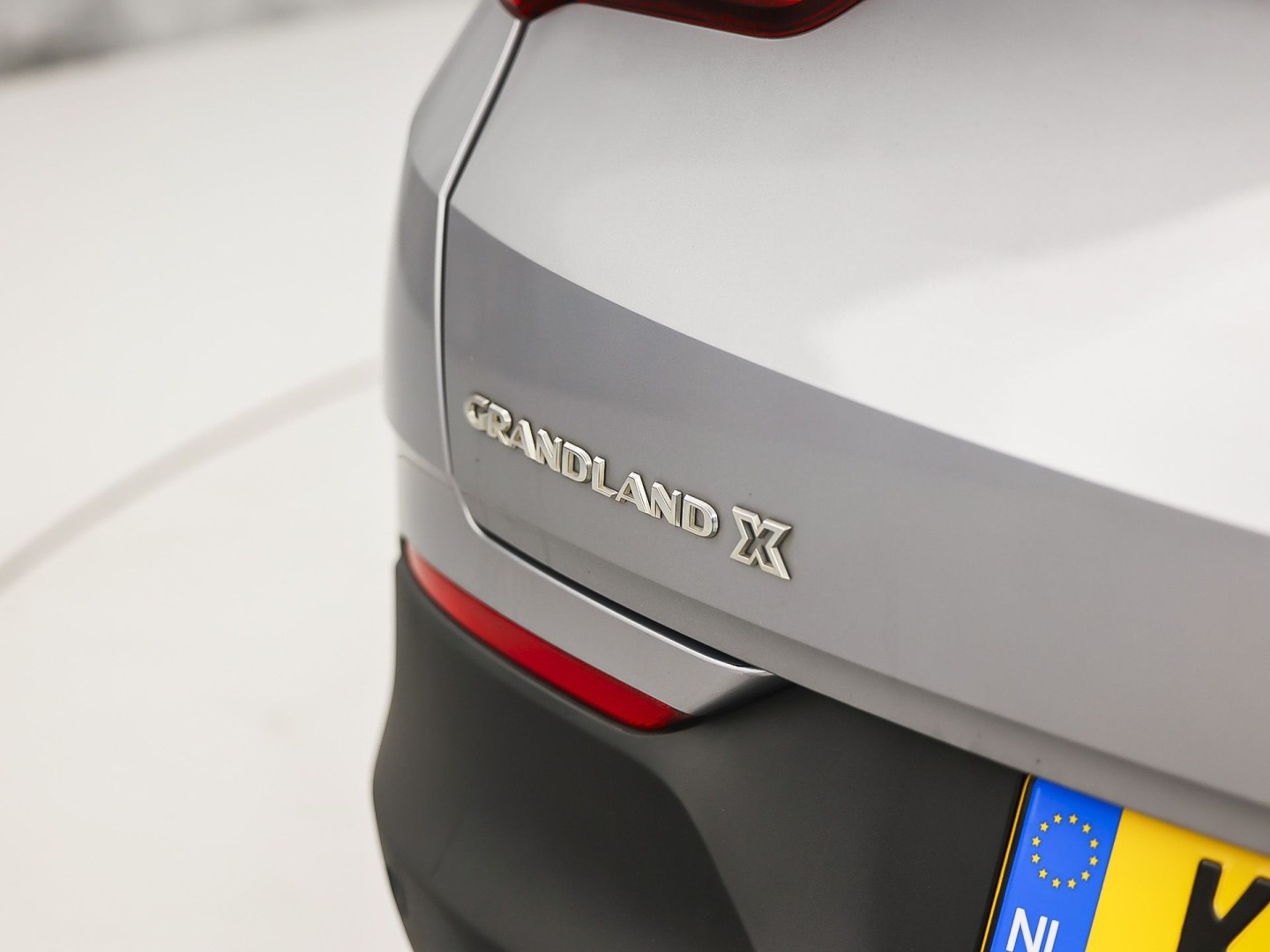 Opel Grandland X 1.2 Turbo Ultimate Sport Automaat (APPLE CARPLAY, MEMORY SEAT, STOELVERWARMING/KOELING, 360 CAMERA, STUURWIEL VERWARMD, KEYLESS, GETINT GLAS, NIEUWSTAAT)