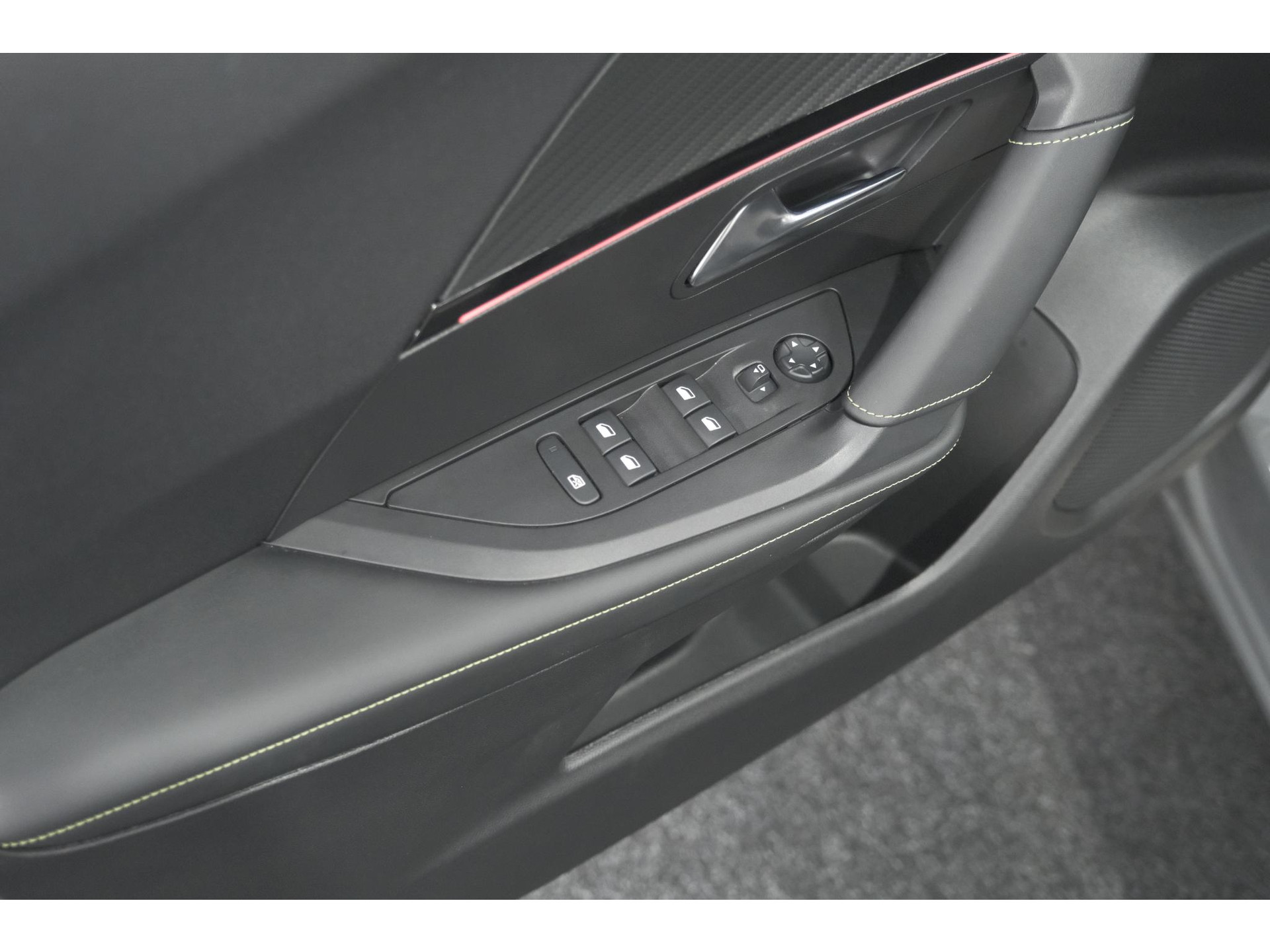 Peugeot 2008 PureTech 130 EAT8 GT | 360 Camera | Adaptieve Cruise Control | Stoelmaasage | Apple Carplay