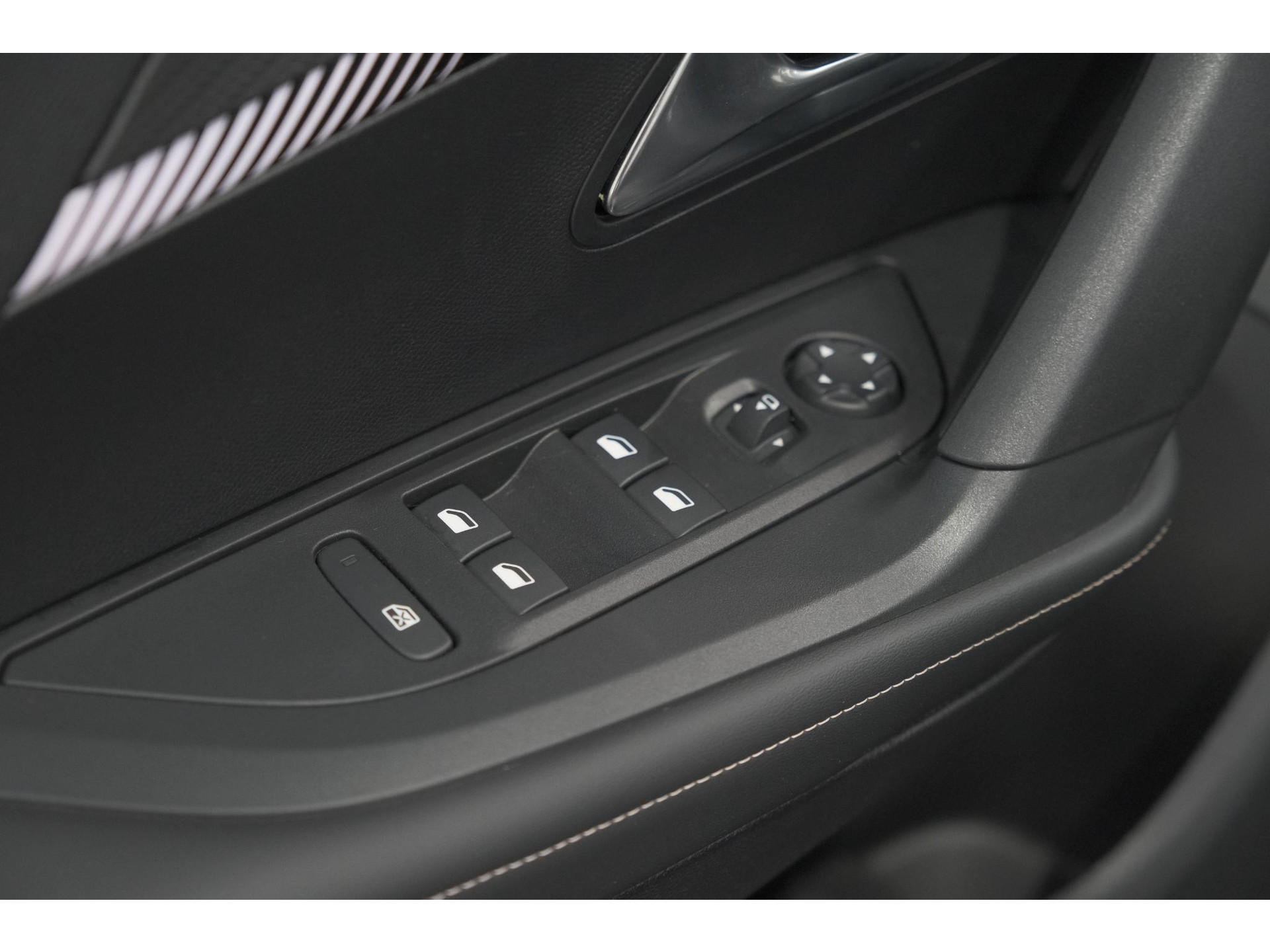 Peugeot 2008 1.2 Hybrid 145 Allure | Apple Carplay | Climate Control | Parkeersensoren Voor + Achter