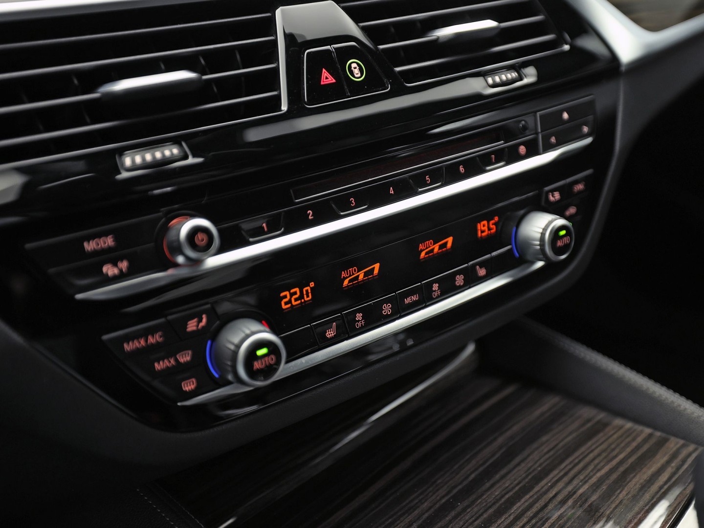 BMW 5-serie 520i M Sport High Executive 184Pk Automaat (GROOT NAVI, M PAKKET, 360 CAMERA, MEMORY SEATS, HARMAN/KARDON, STUUR/STOELVERWARMING, LUXE LEDER, HEAD-UP DISPLAY, GETINT GLAS, NIEUWSTAAT)